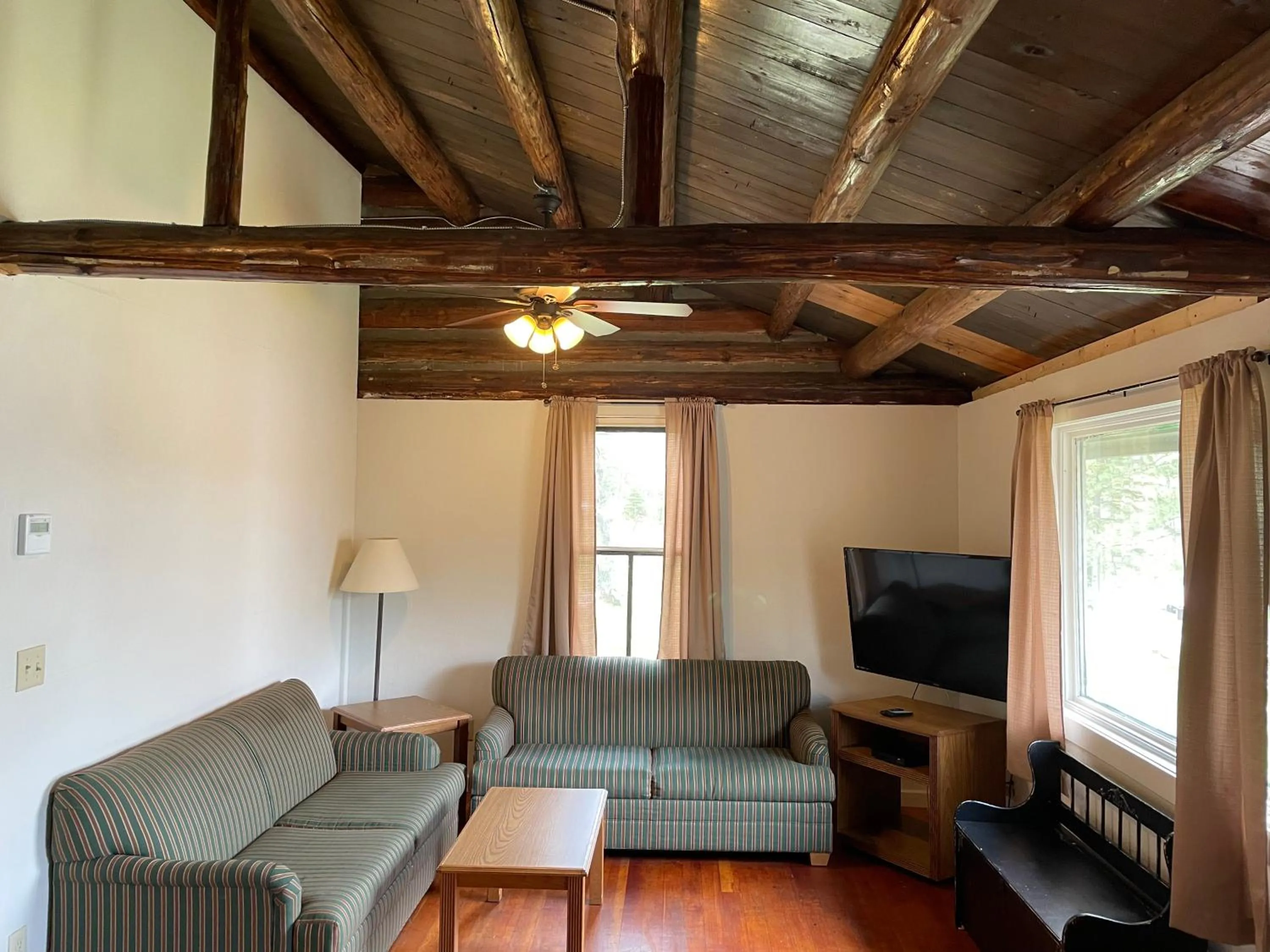 TV and multimedia in Hanging Horn Lakeside Resort