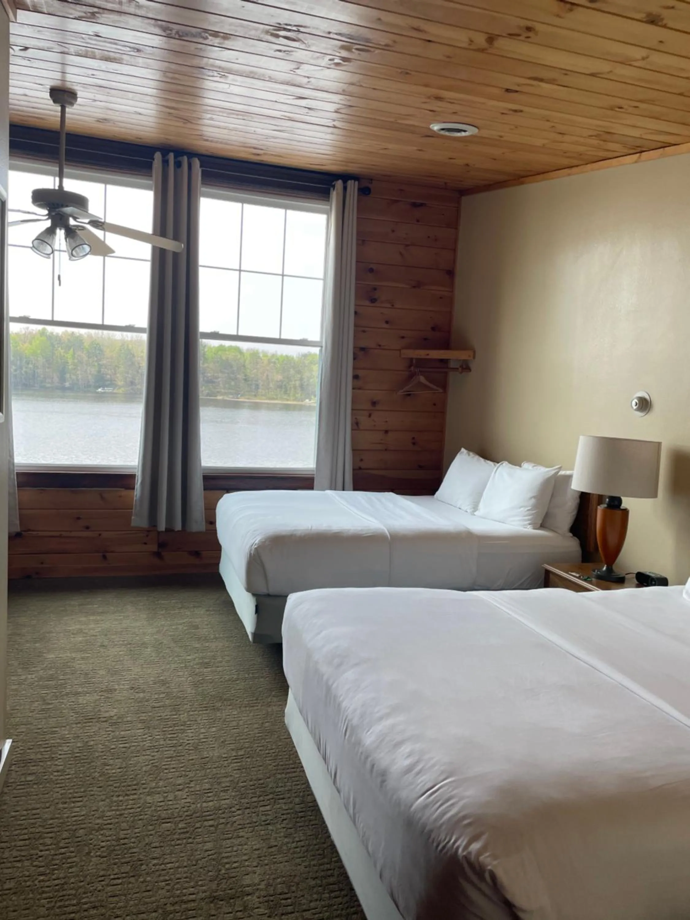 Bedroom, Bed in Hanging Horn Lakeside Resort