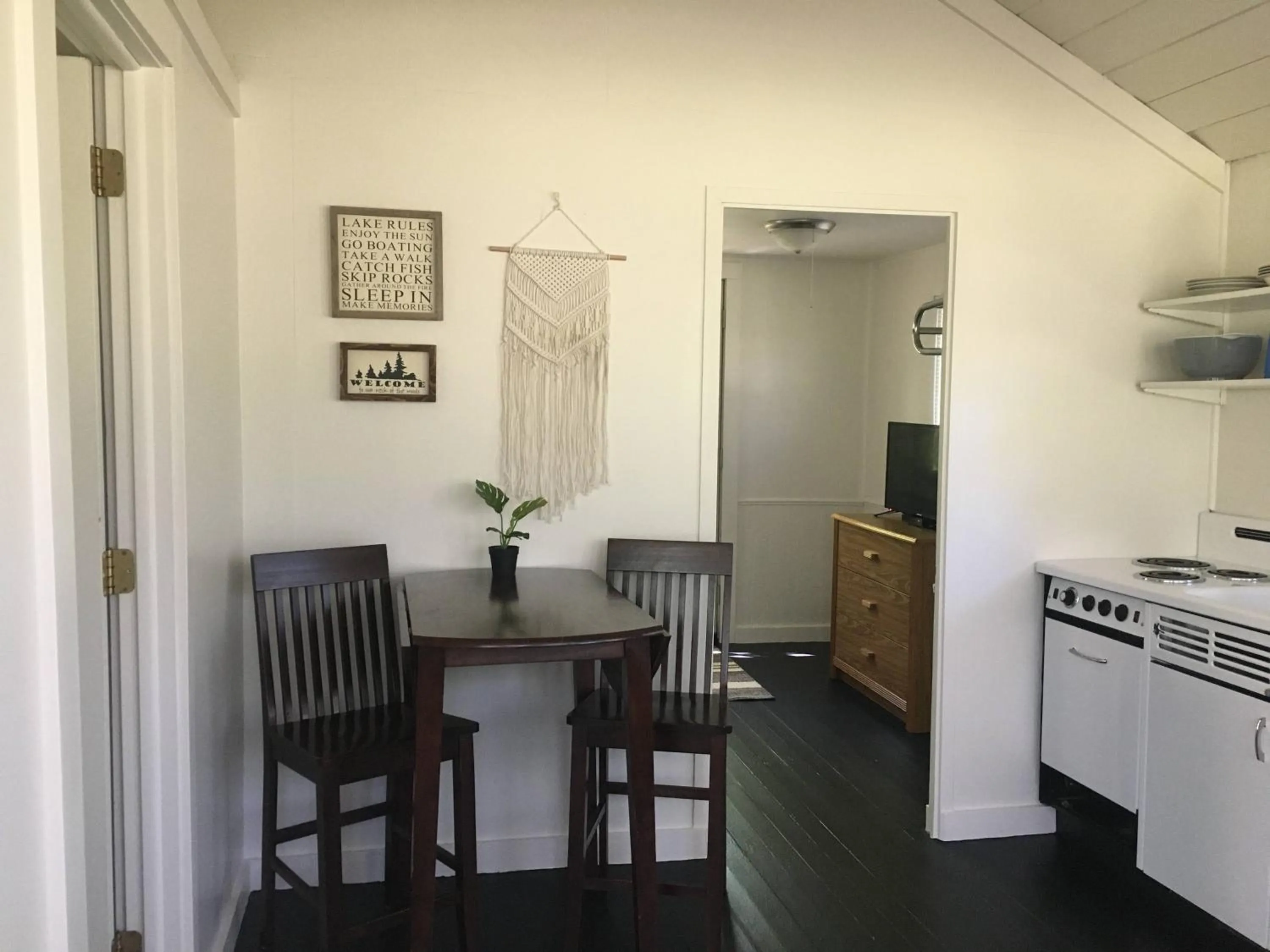 Kitchen or kitchenette in Hanging Horn Lakeside Resort