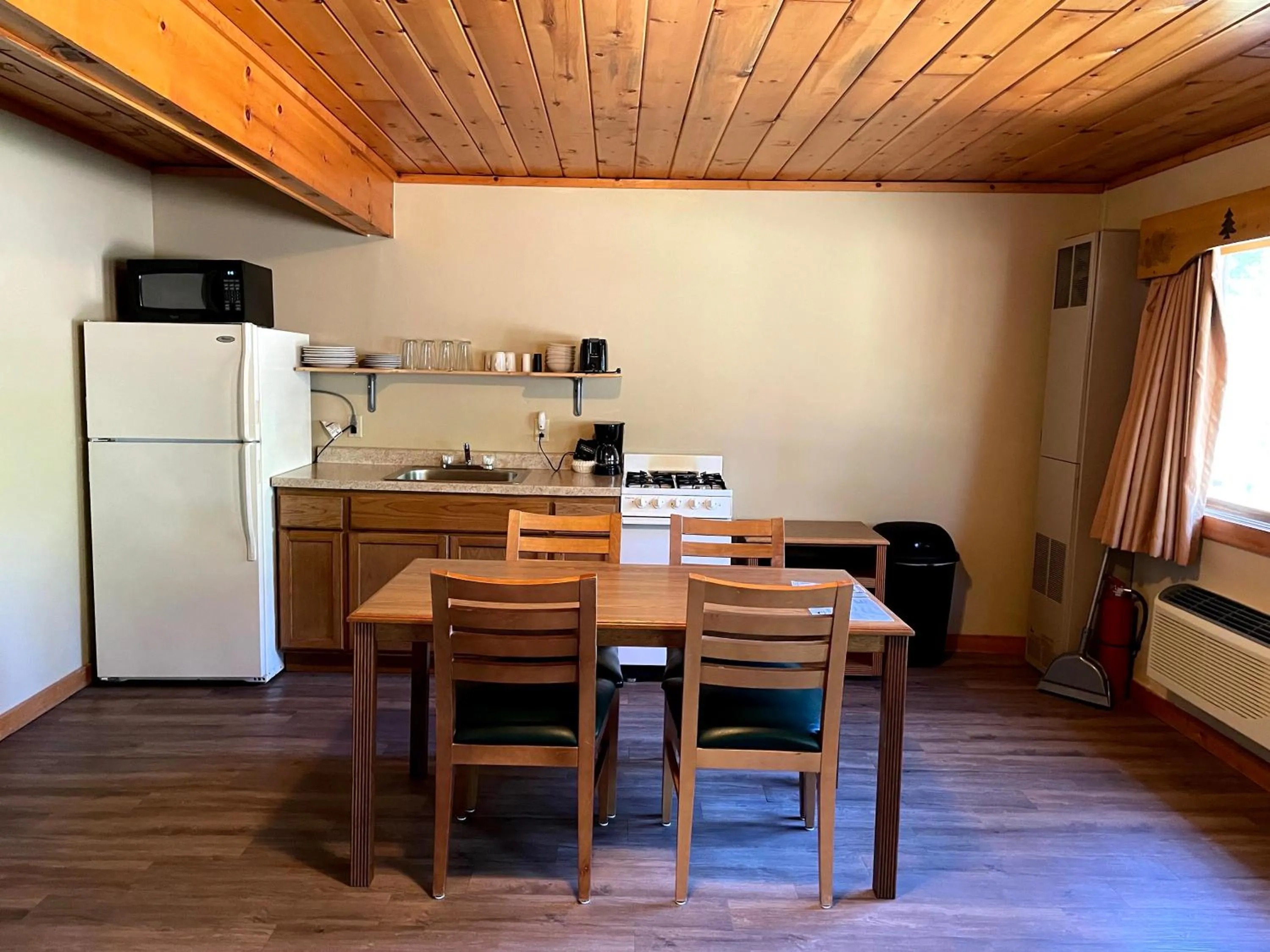 Hanging Horn Lakeside Resort