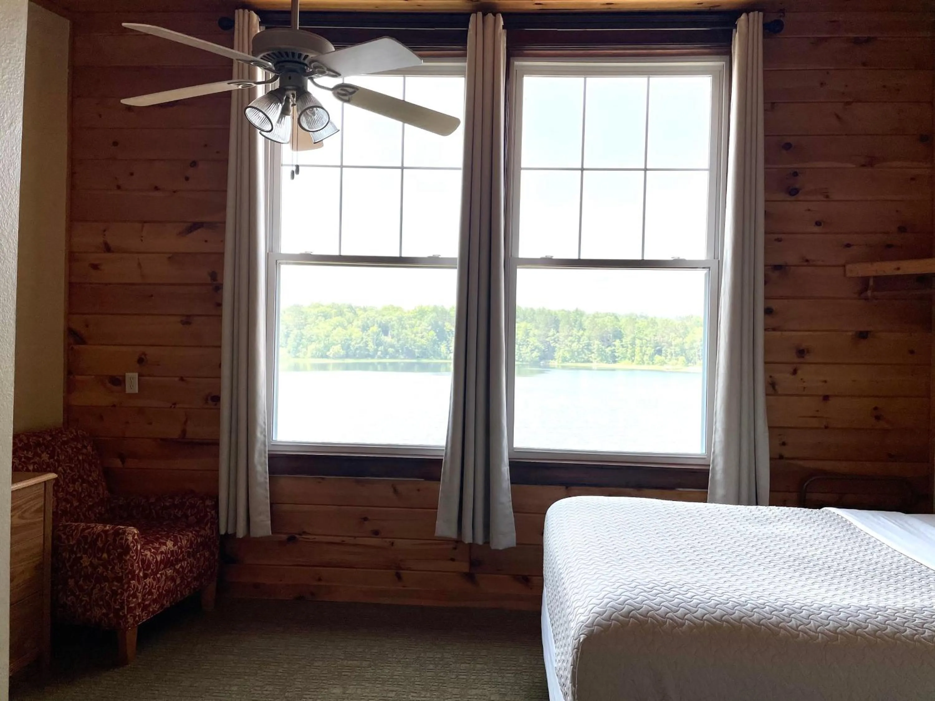 Bedroom, Bed in Hanging Horn Lakeside Resort