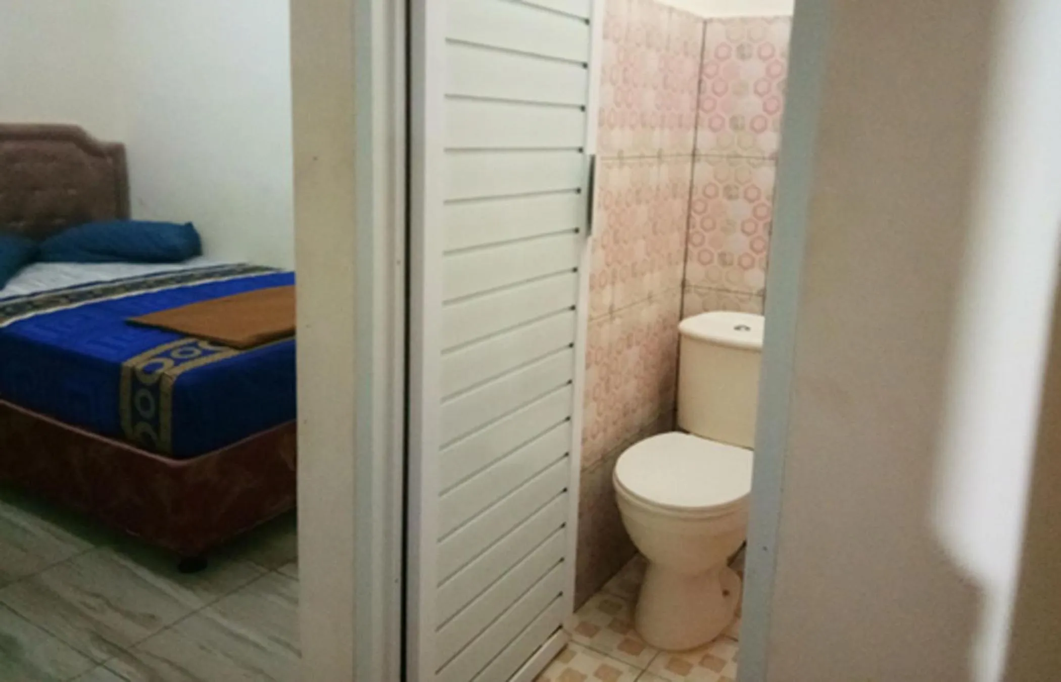 Bathroom, Bed in Penginapan Karanglaut Sayangheulang