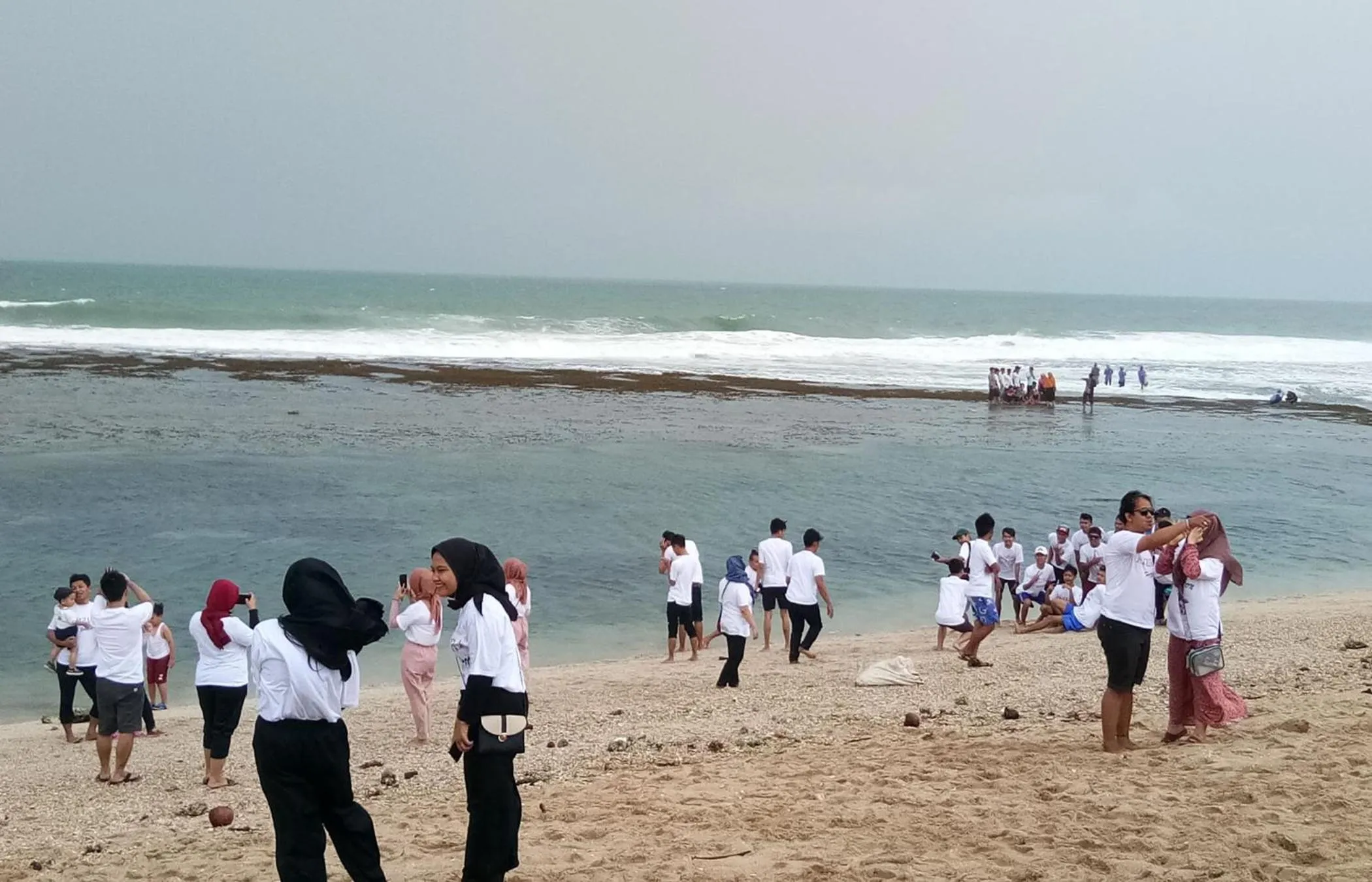 Beach in Penginapan Karanglaut Sayangheulang