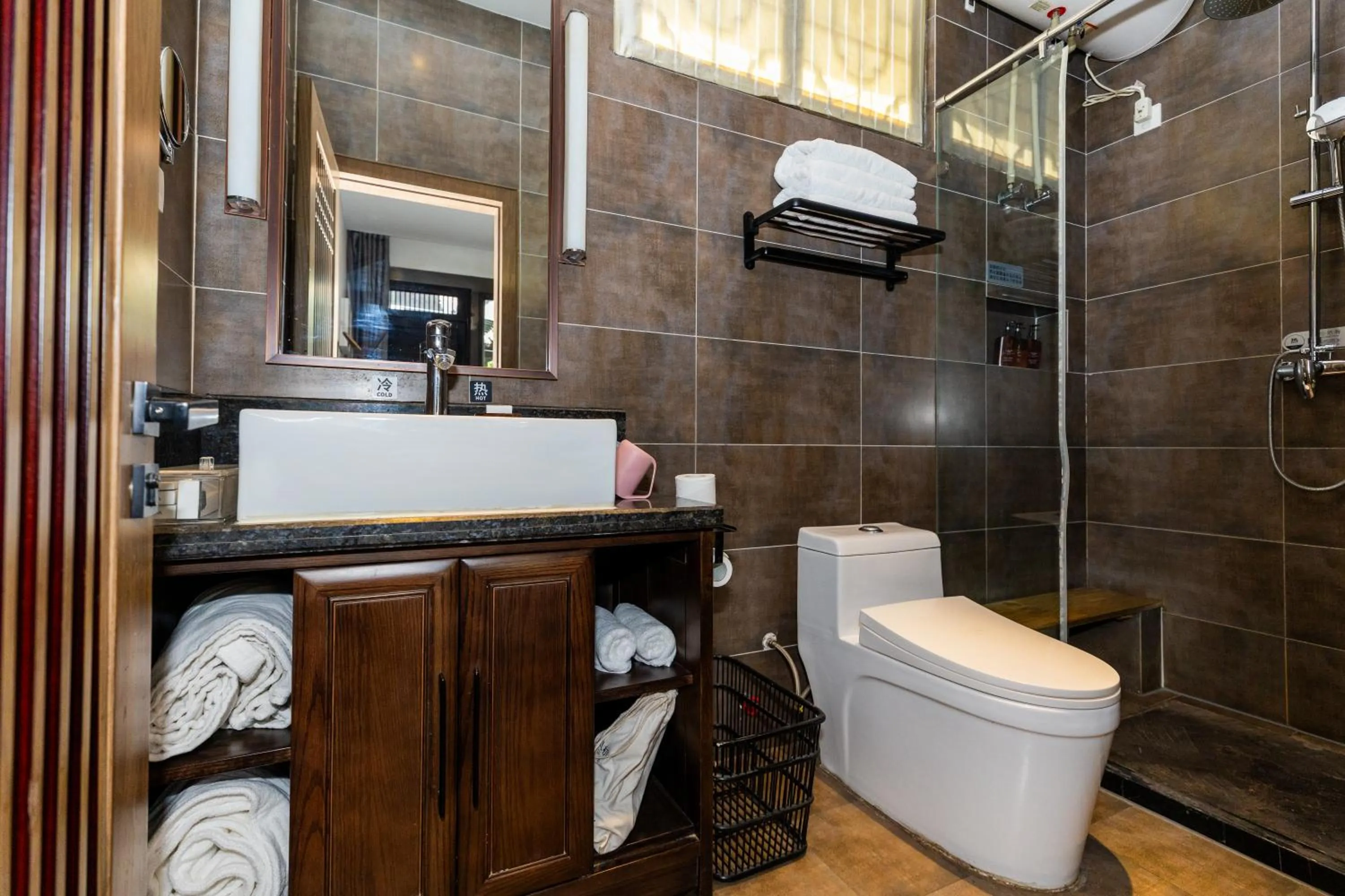 Toilet in Elsewhere Hotel Inn North Street Branch