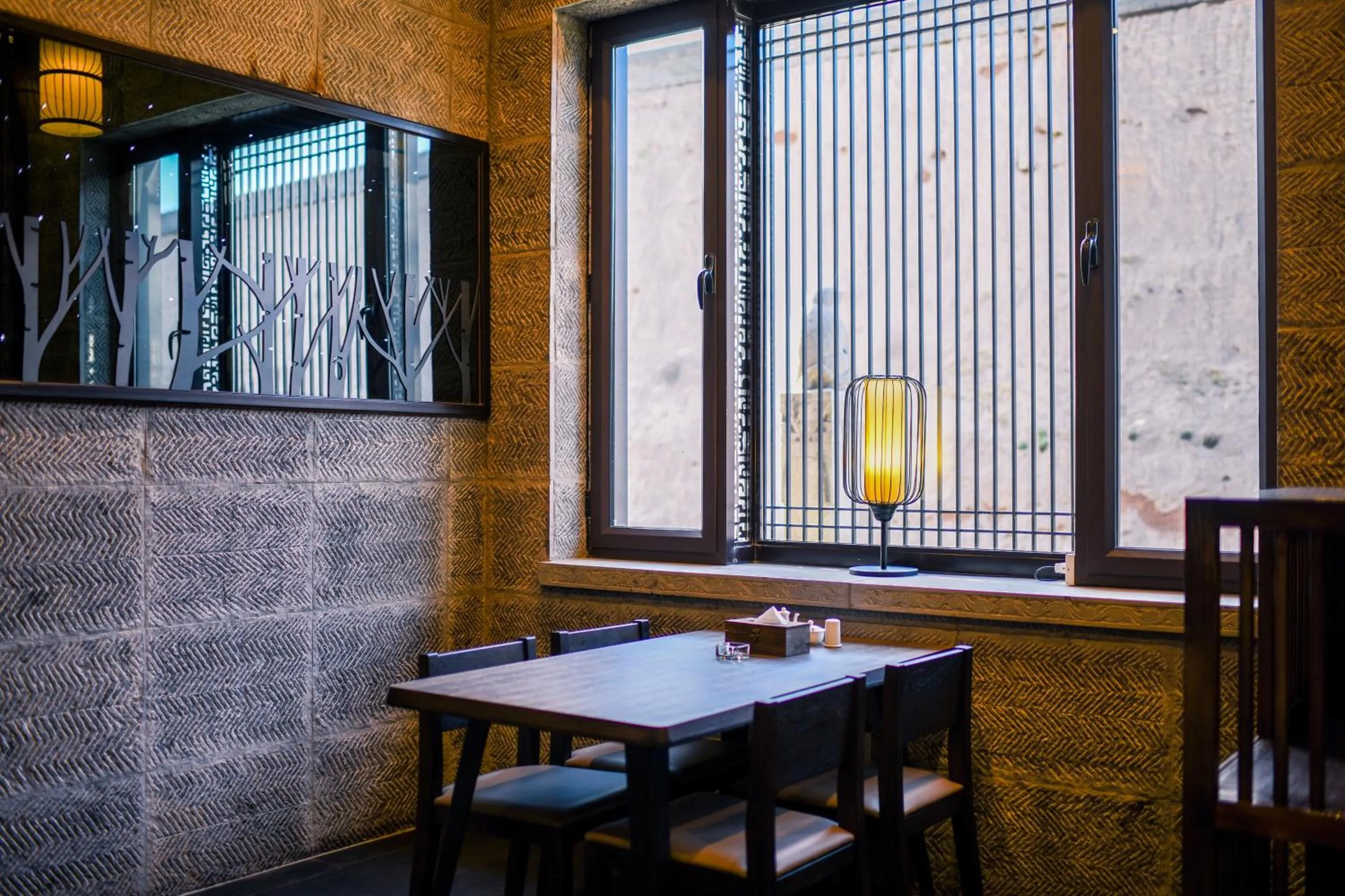 Restaurant/places to eat in Elsewhere Hotel Inn North Street Branch