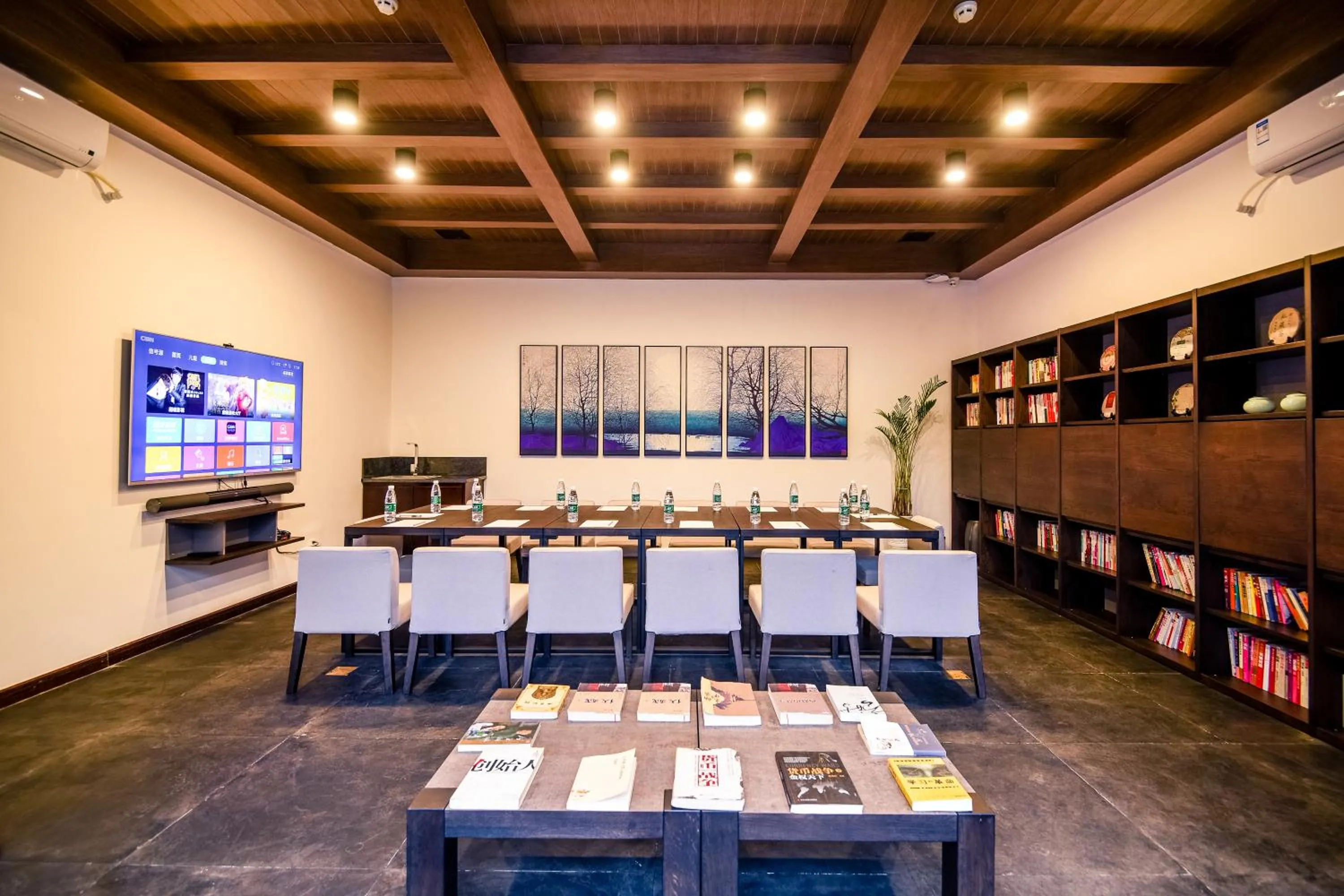 Communal lounge/ TV room in Elsewhere Hotel Inn North Street Branch