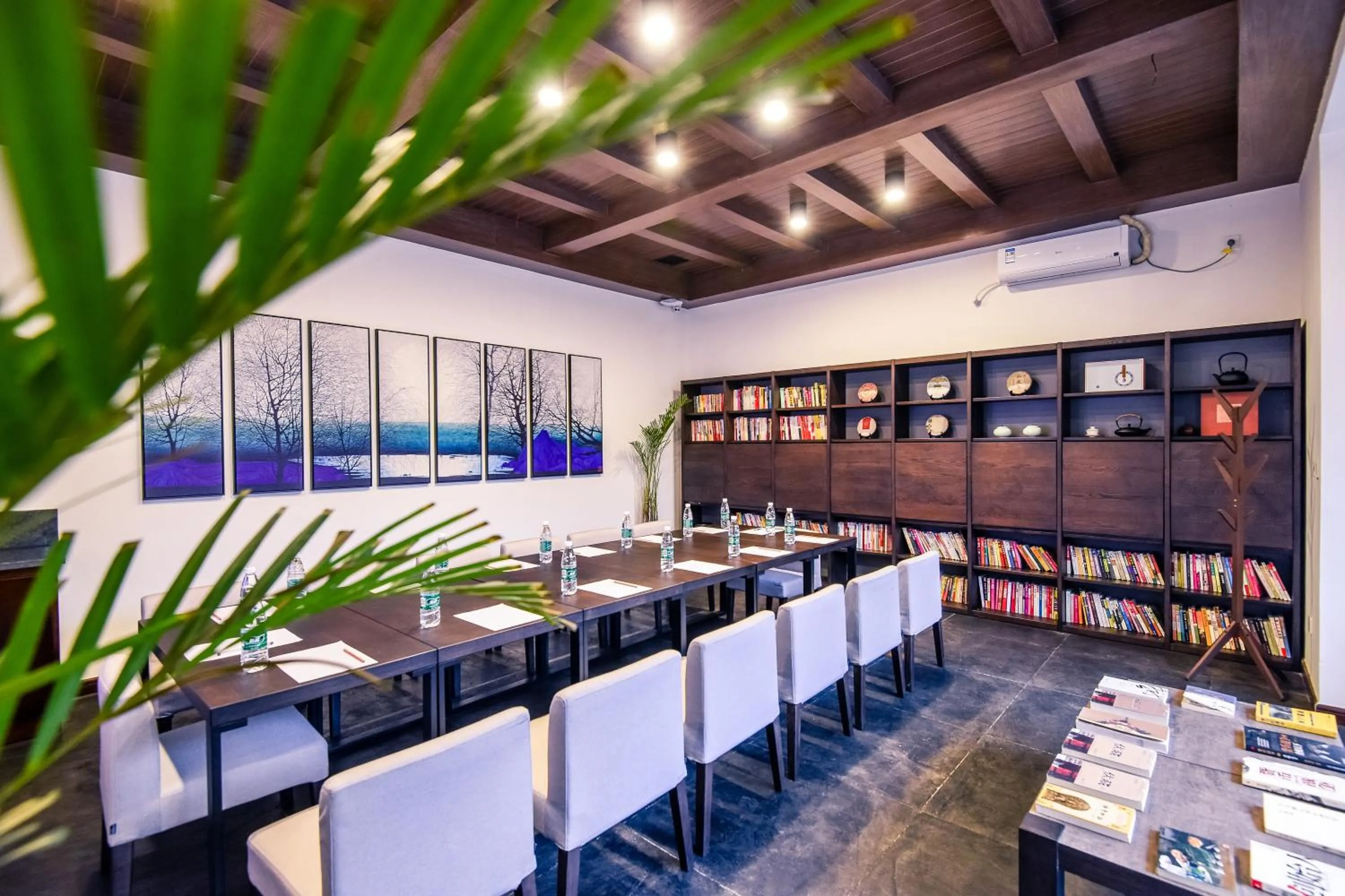 Library in Elsewhere Hotel Inn North Street Branch