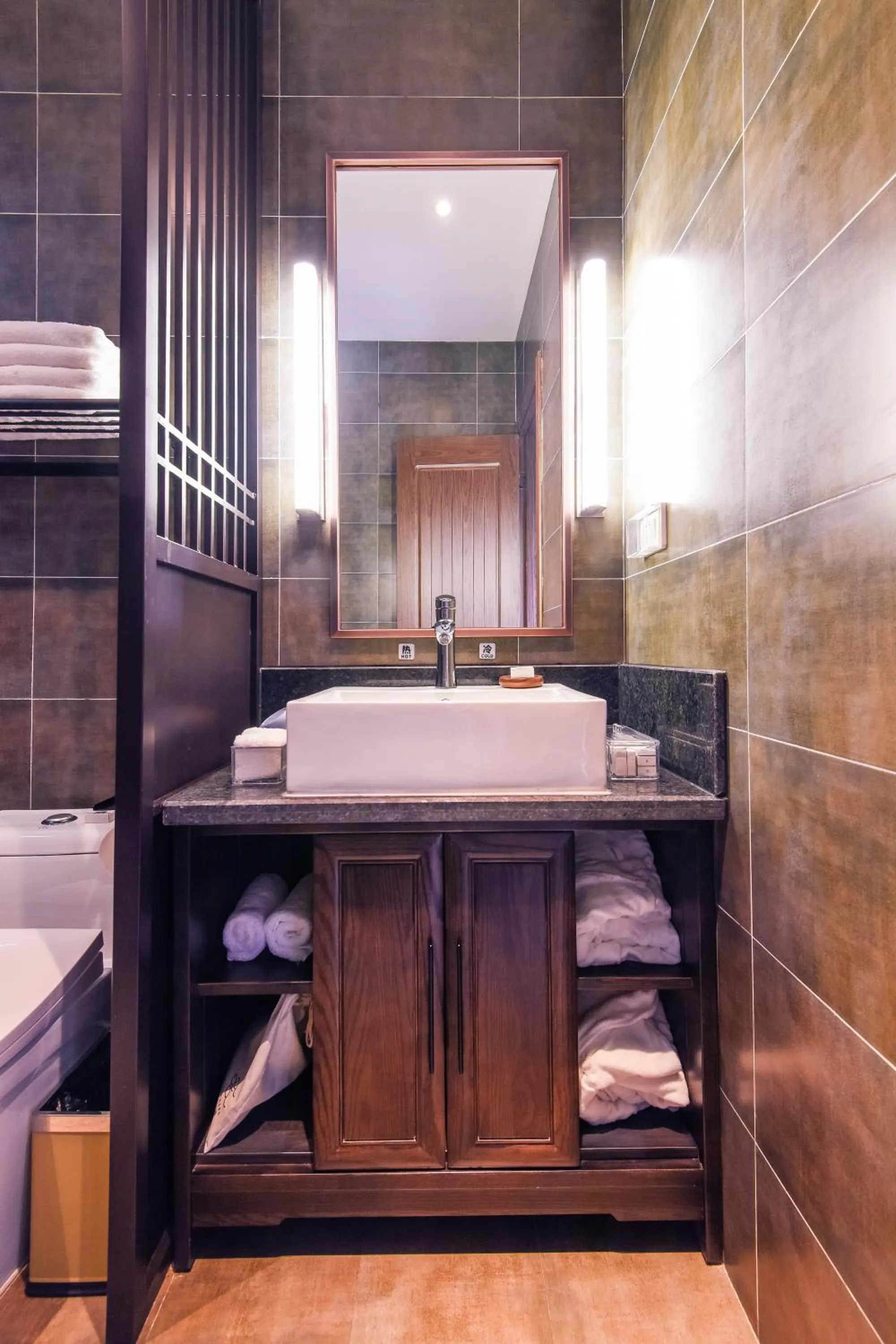 Toilet in Elsewhere Hotel Inn North Street Branch