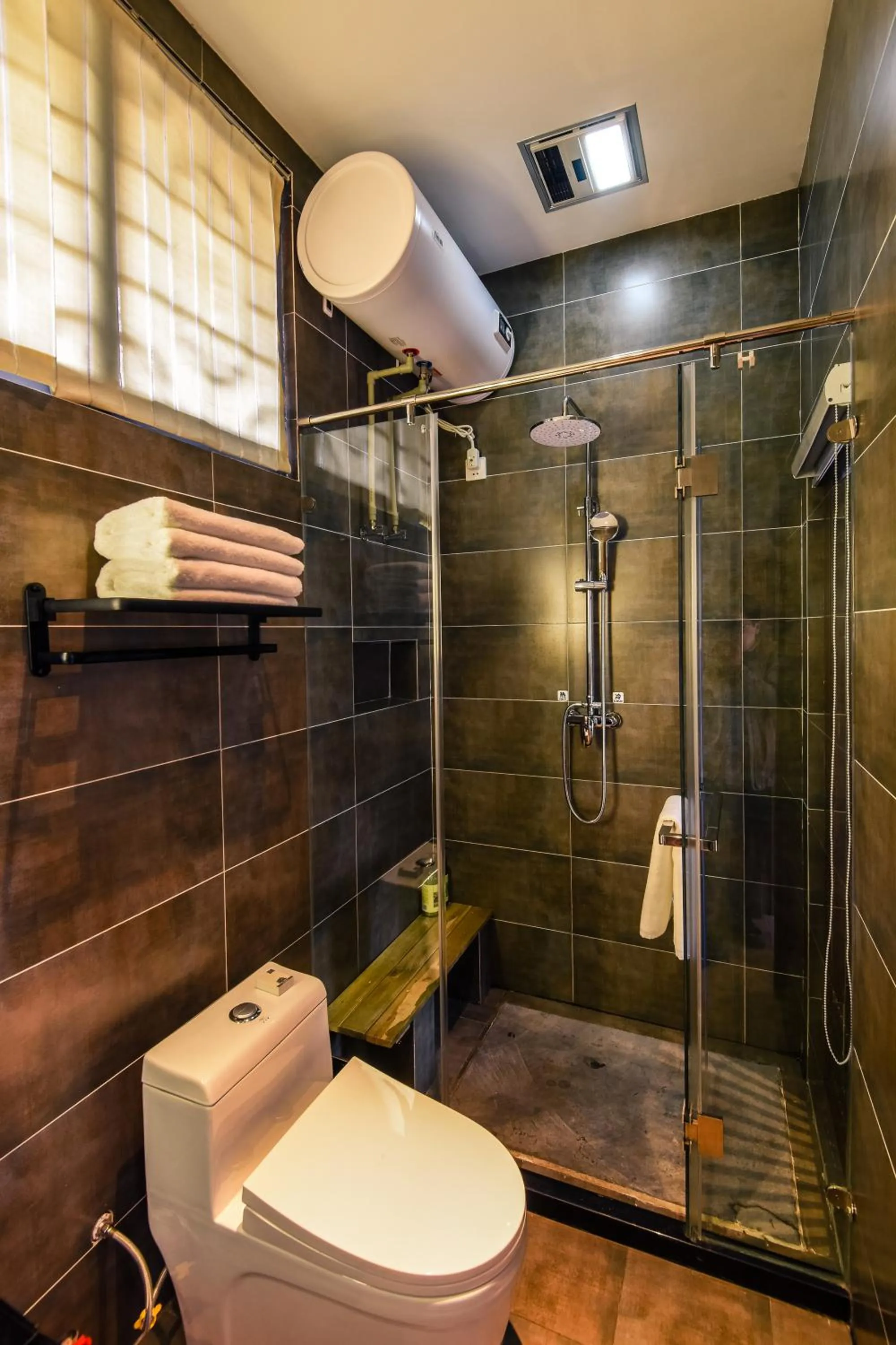 Shower in Elsewhere Hotel Inn North Street Branch