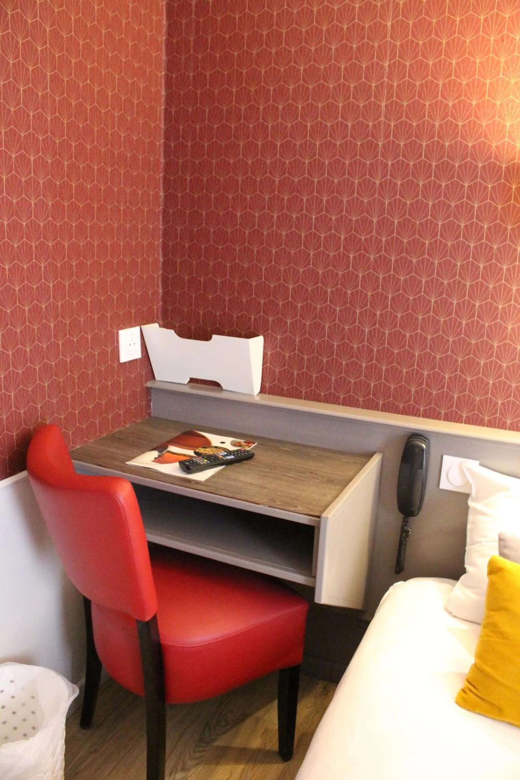 Seating area, Bed in Hôtel Crocus Caen Mémorial