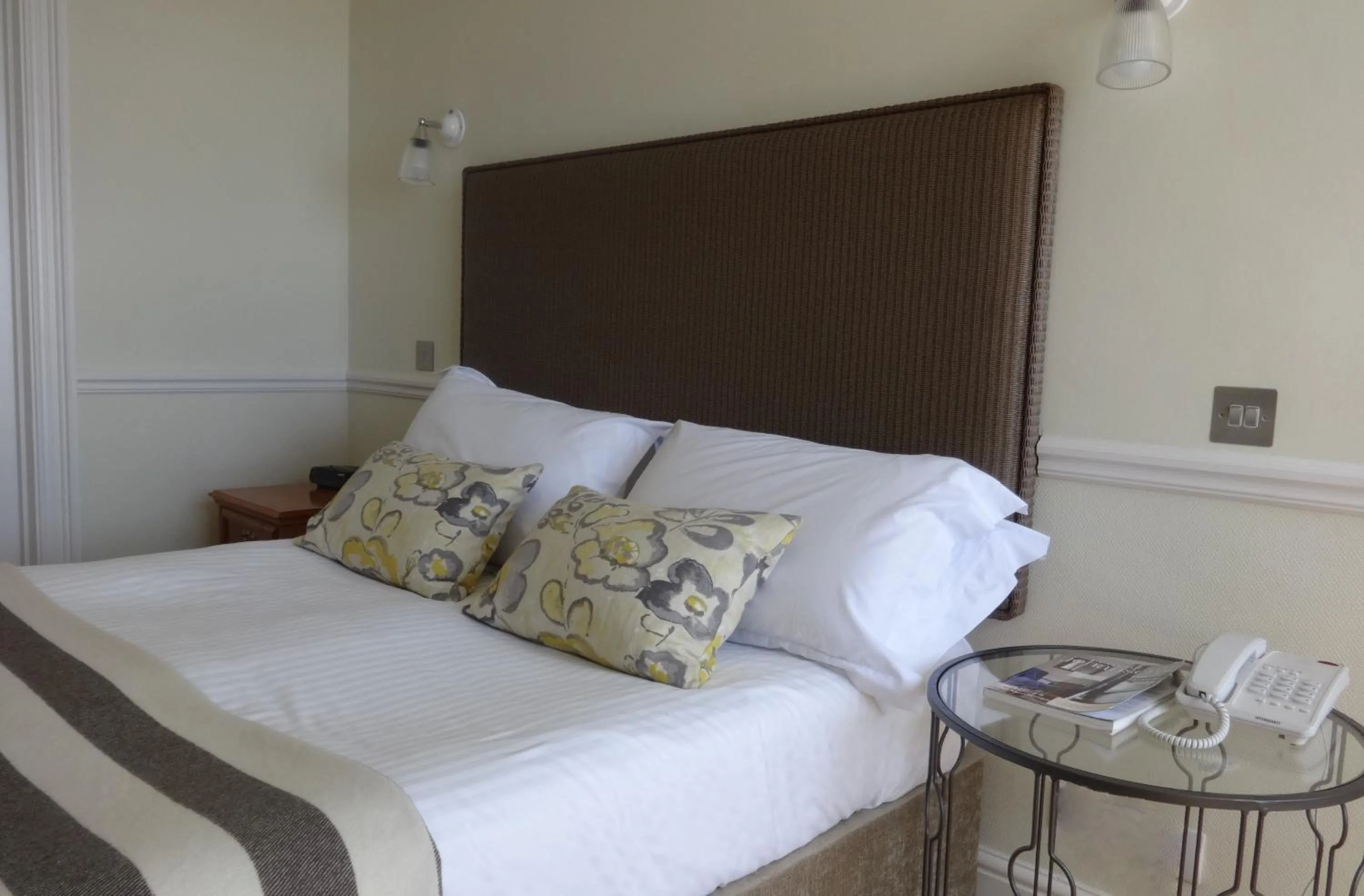 Bedroom, Bed in Watersmeet Hotel