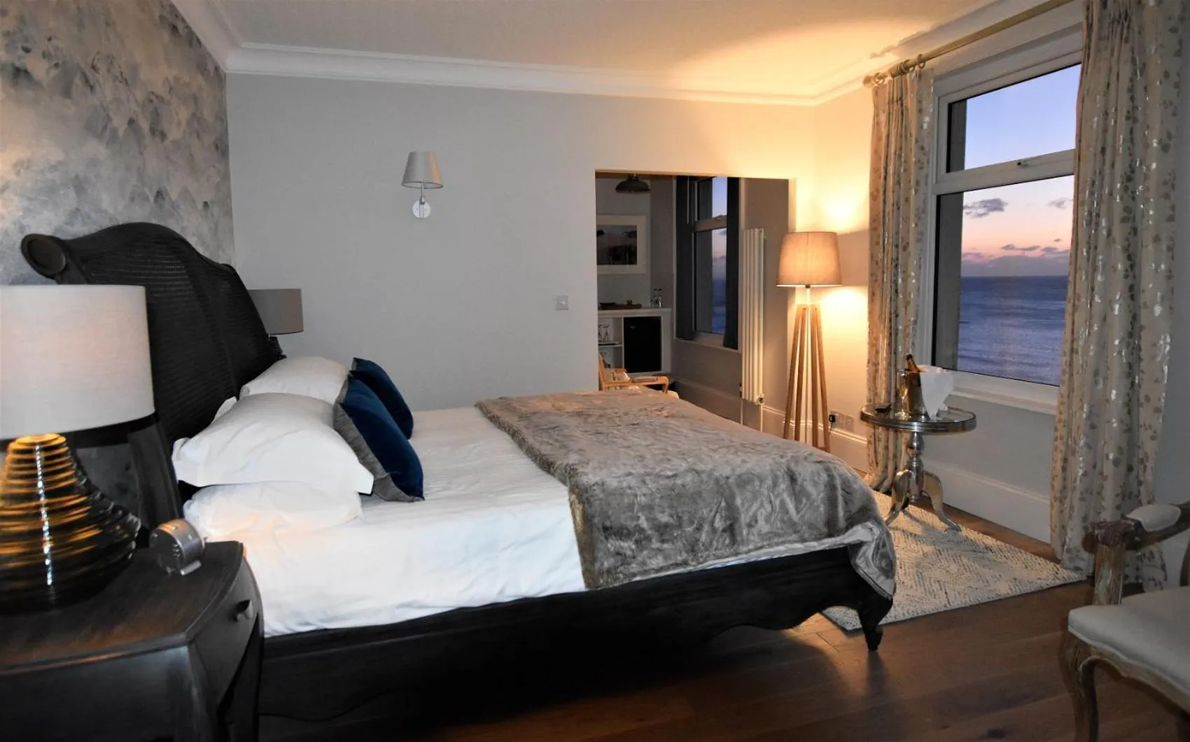 Bedroom, Bed in Watersmeet Hotel