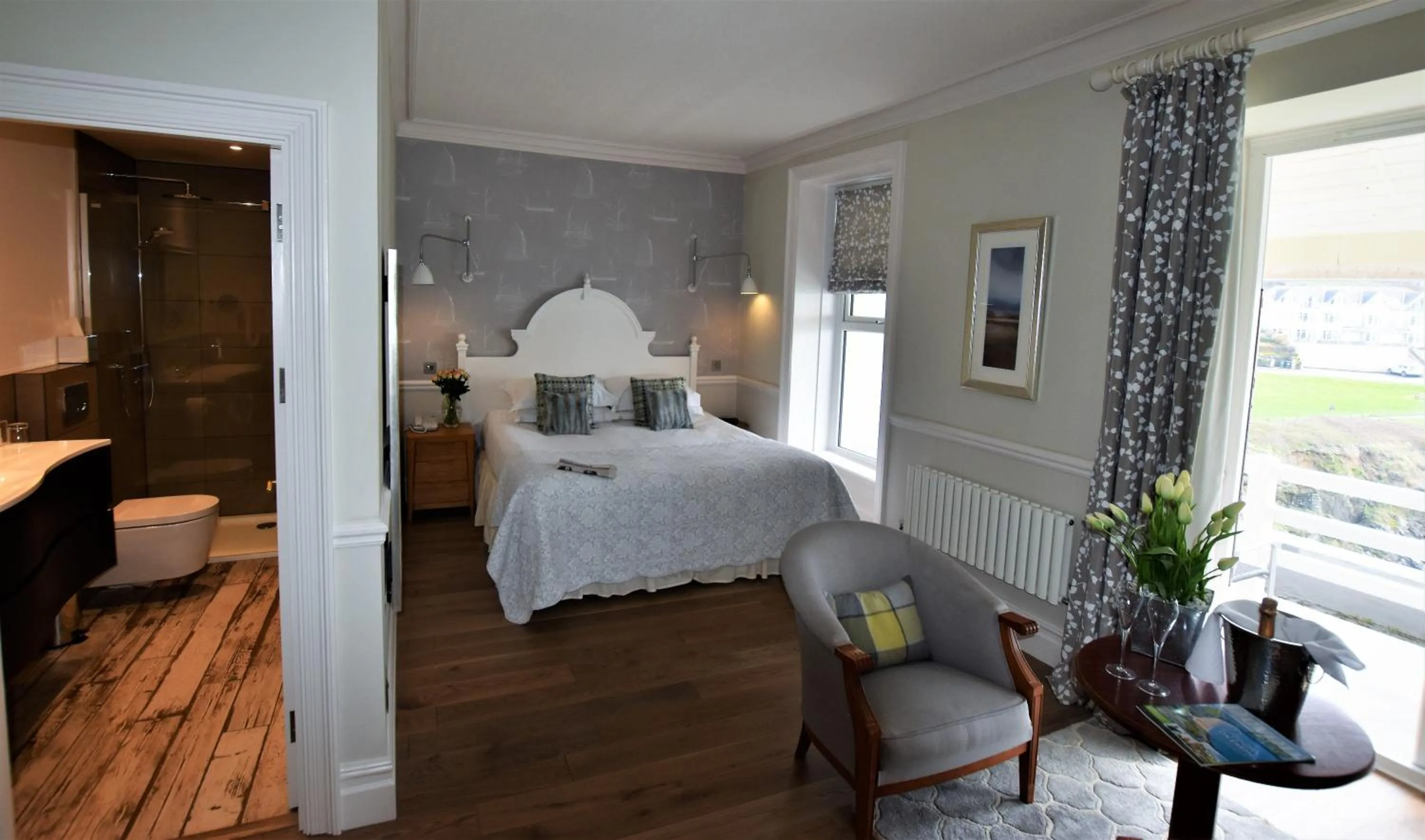 Bedroom, Bed in Watersmeet Hotel