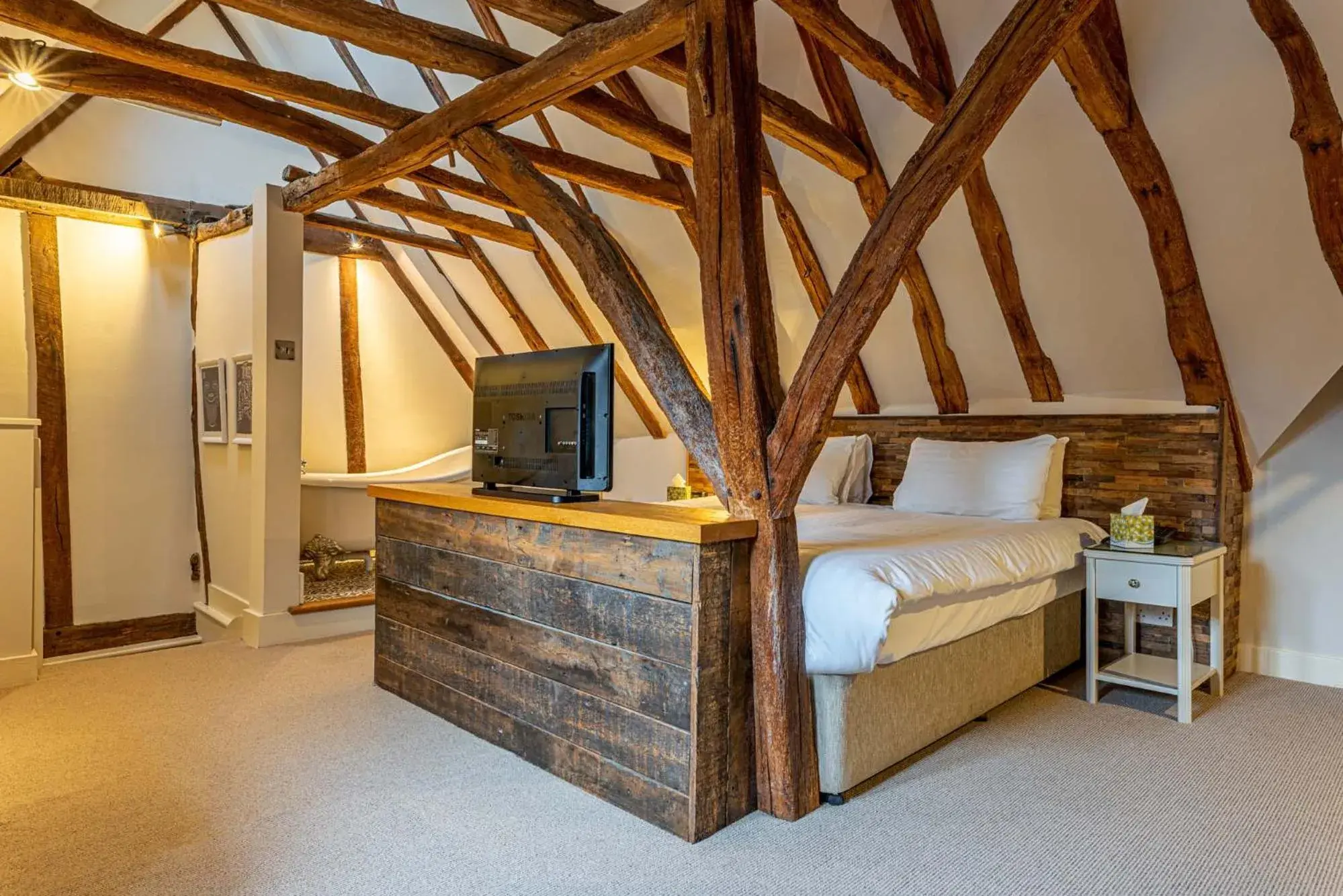 Deluxe Double Room with Bath in The Sun Inn Deluxe Double Room with Bath in The Sun Inn