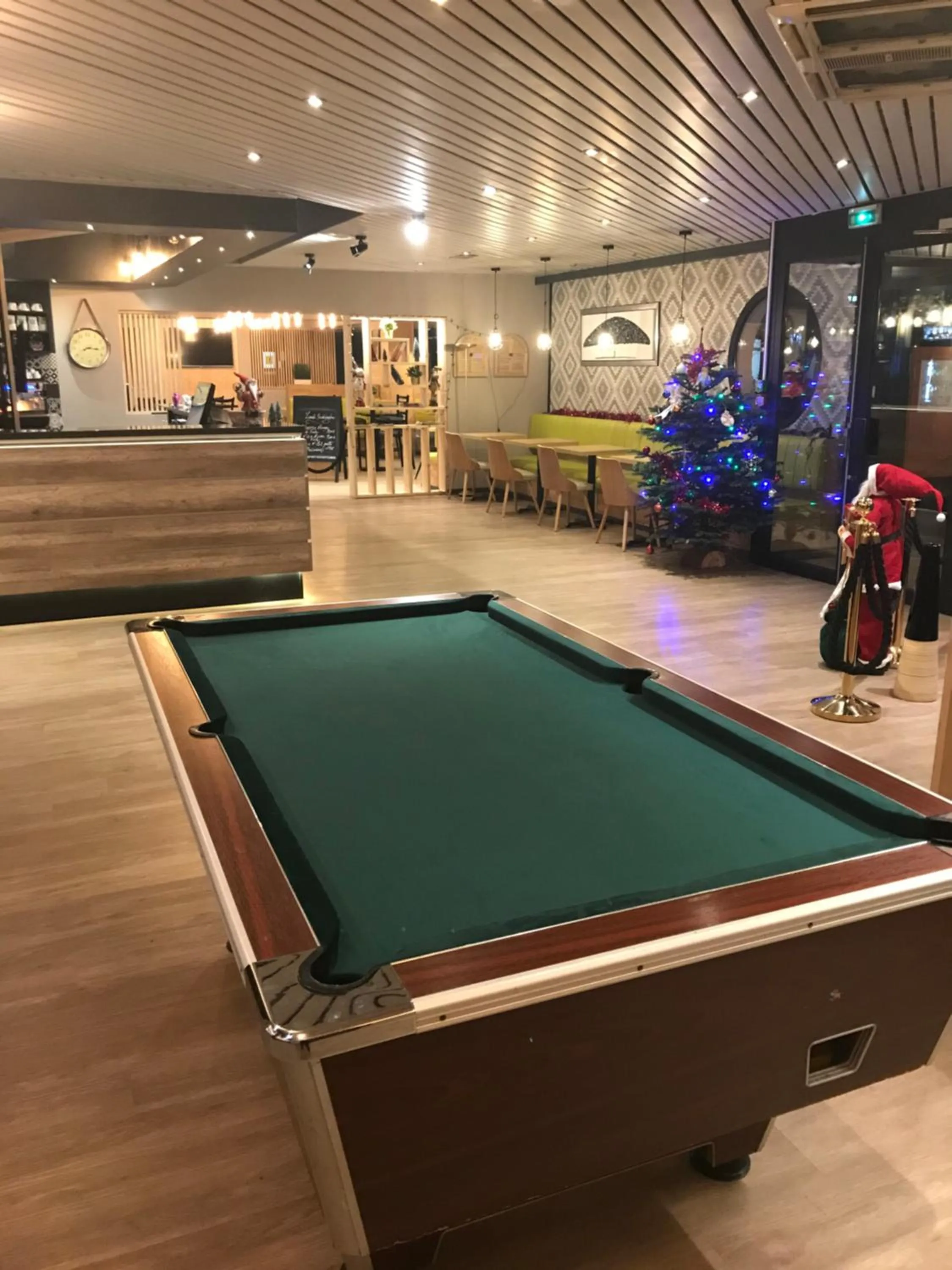 Billiard in Euro Hôtel Airport Orly Rungis