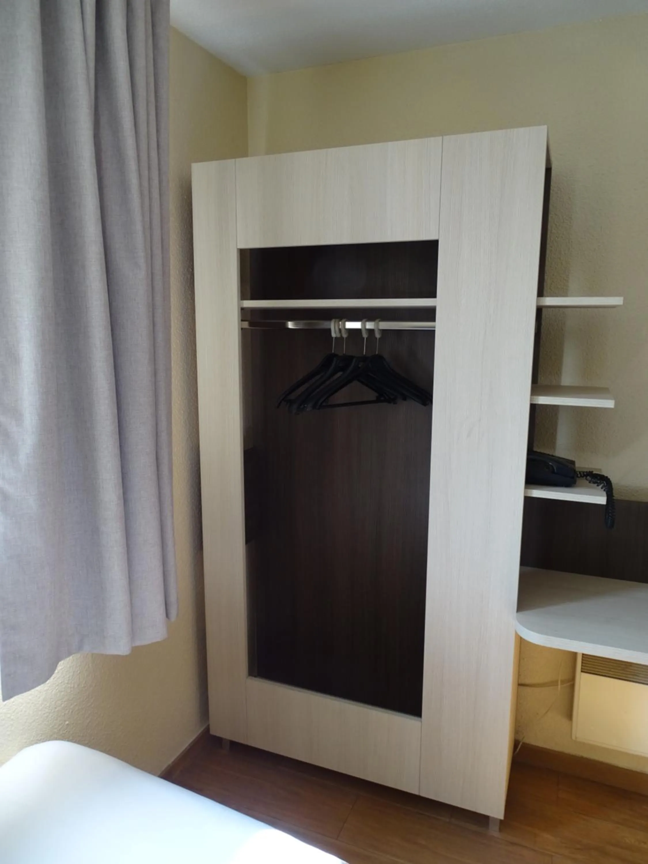 Bedroom, Bed in Euro Hôtel Airport Orly Rungis