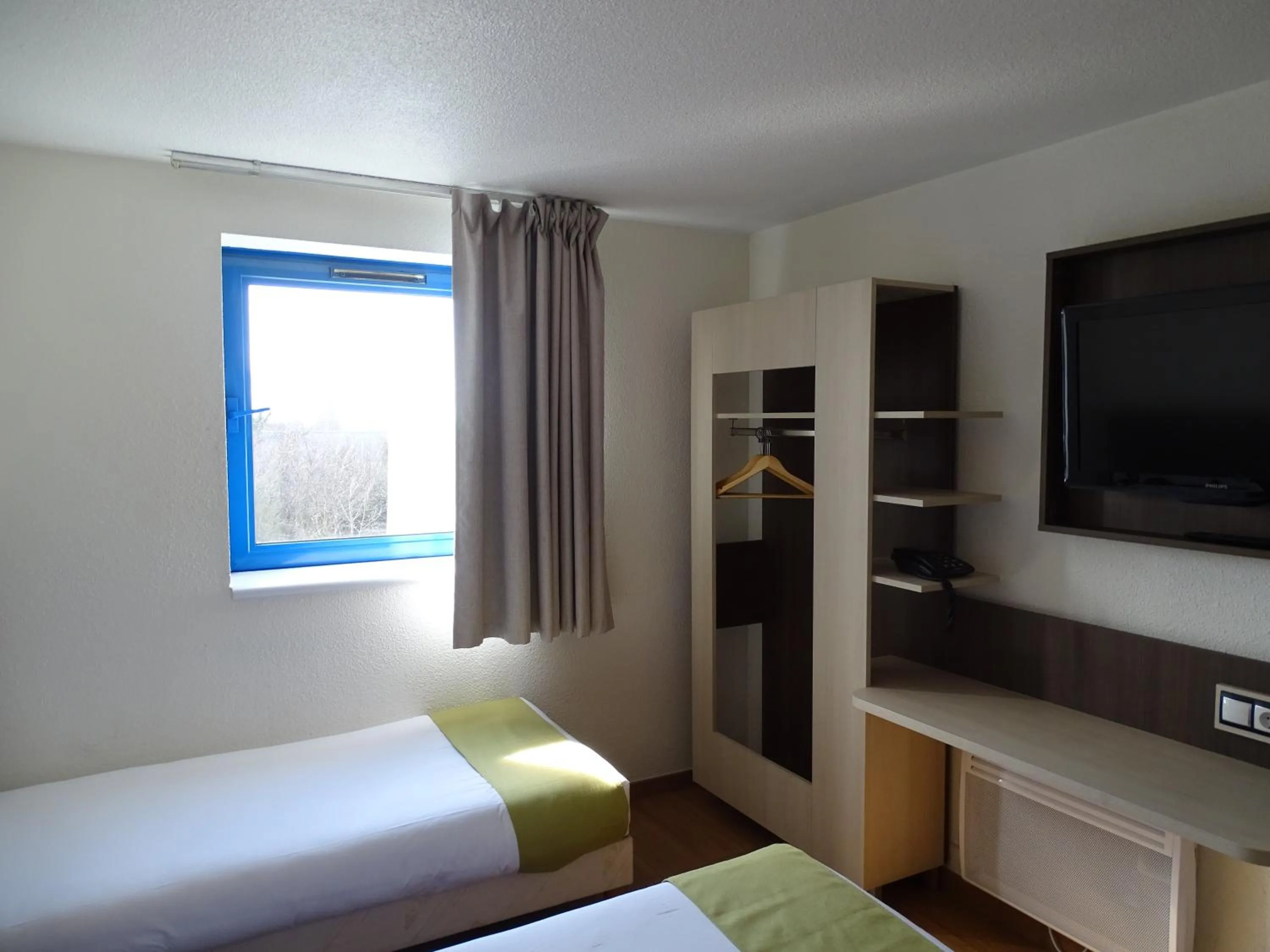 View (from property/room), Bed in Euro Hôtel Airport Orly Rungis