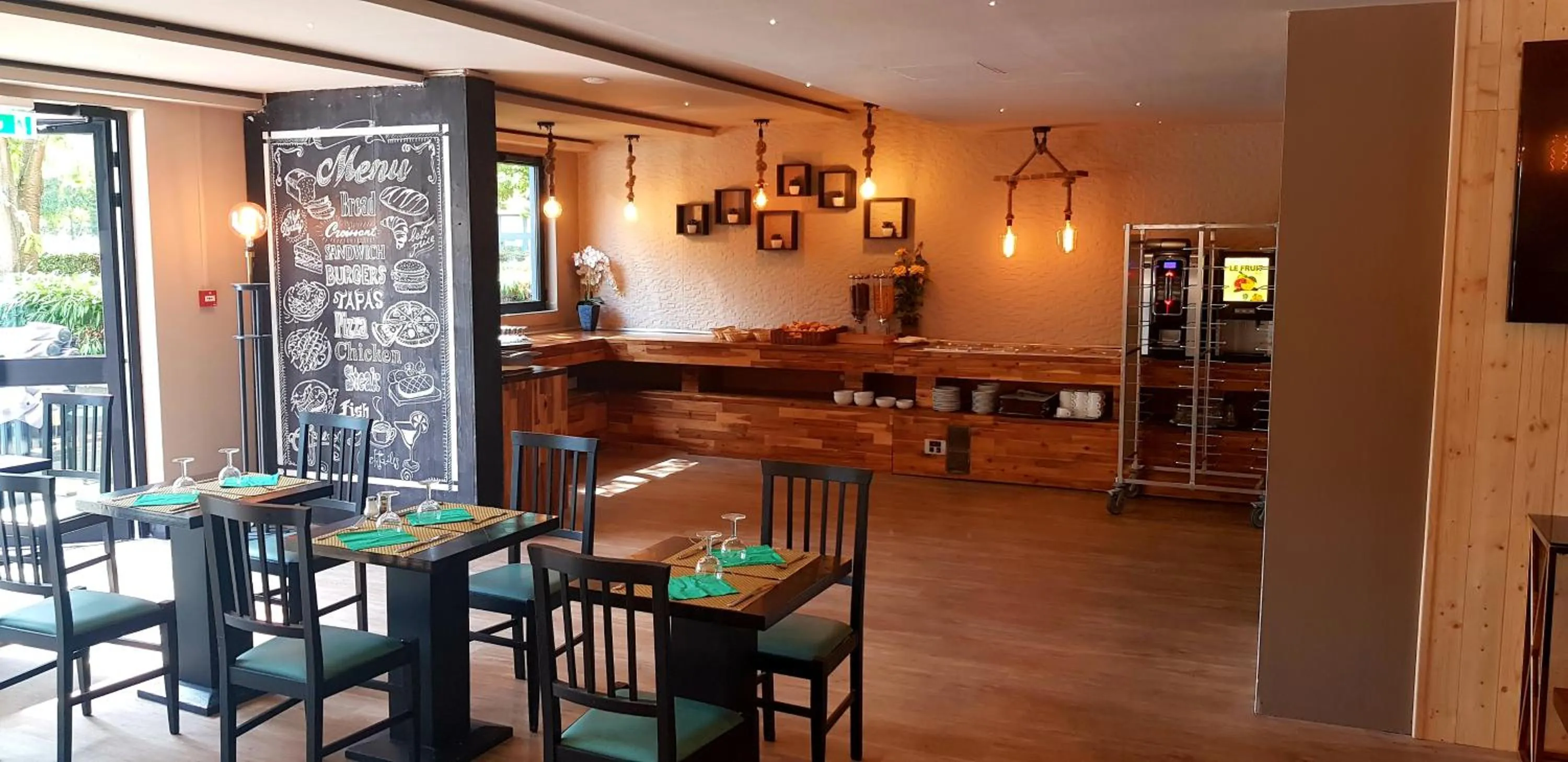 Coffee/tea facilities in Euro Hôtel Paris Créteil