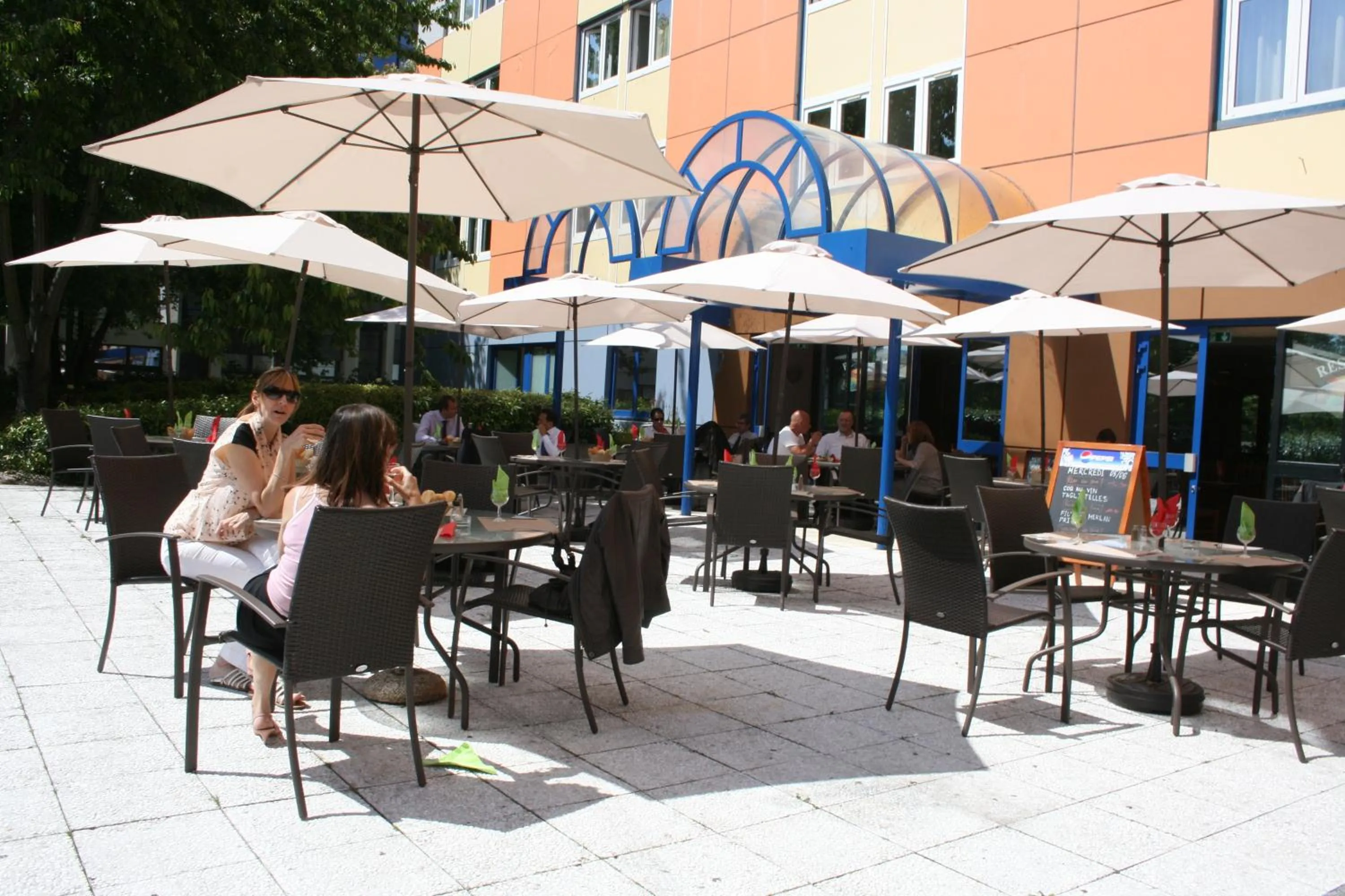 Property building in Euro Hôtel Paris Créteil