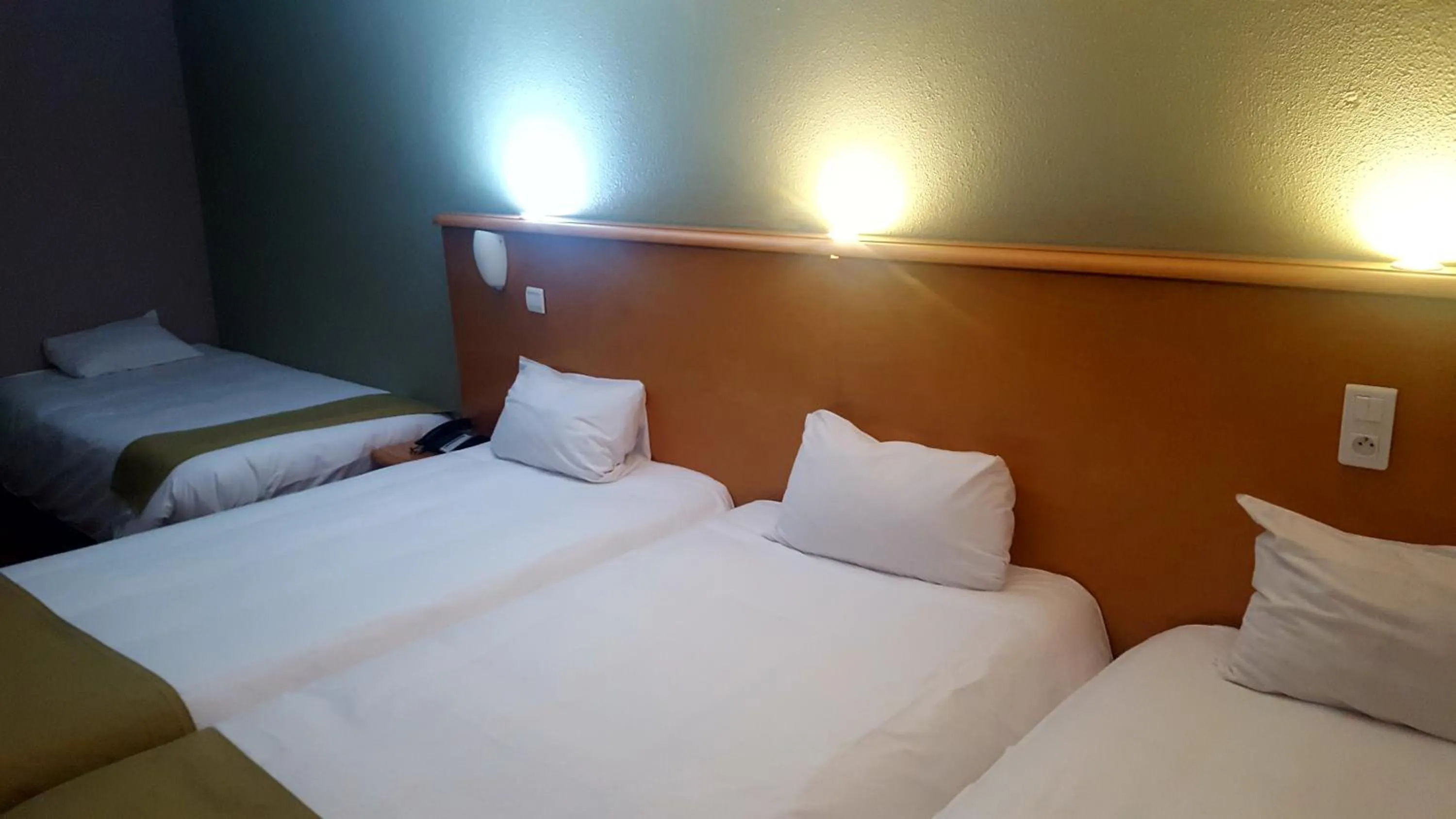 Bed in Euro Hôtel Paris Créteil