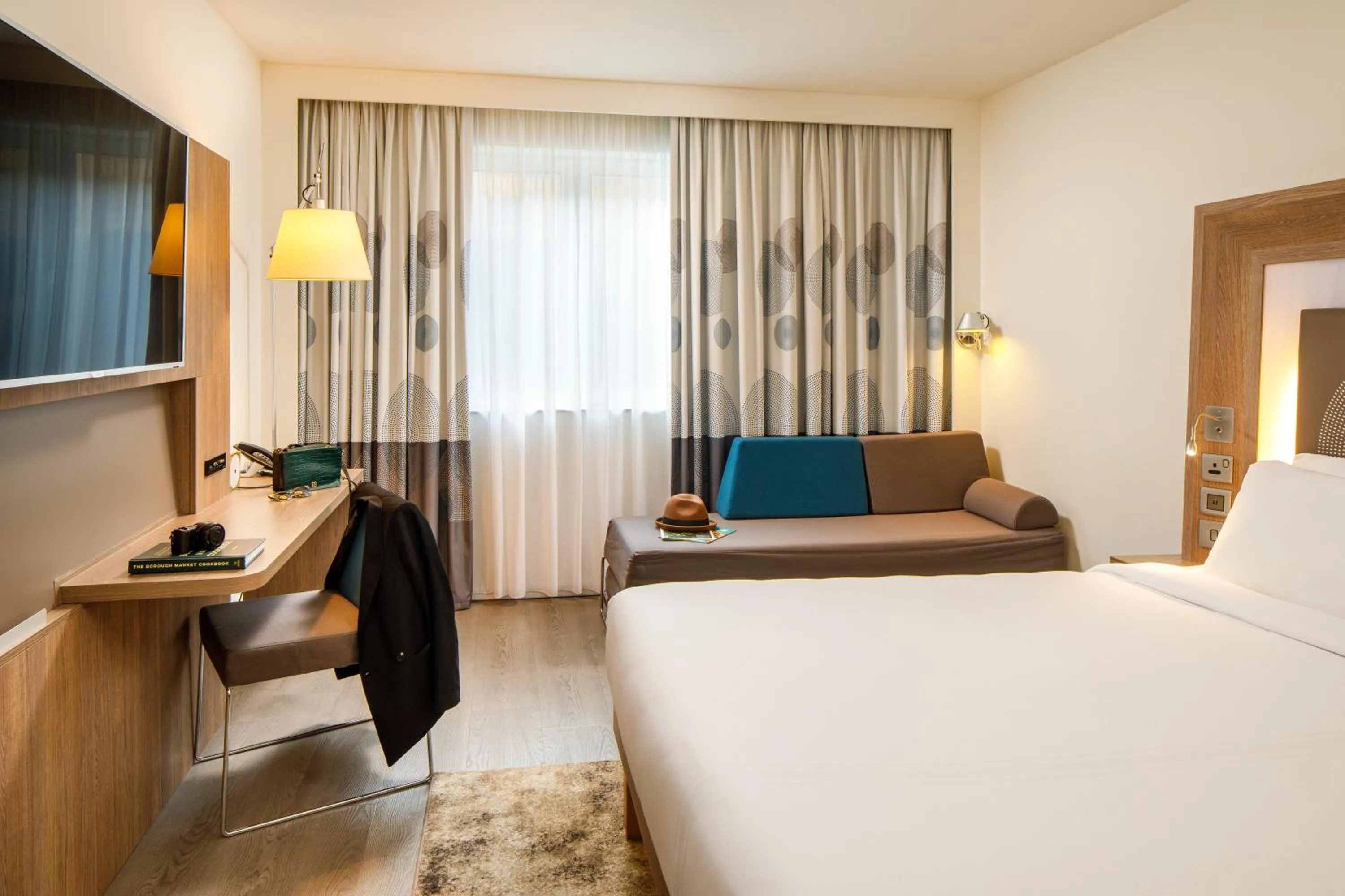 Seating area, Bed in Novotel London Bridge