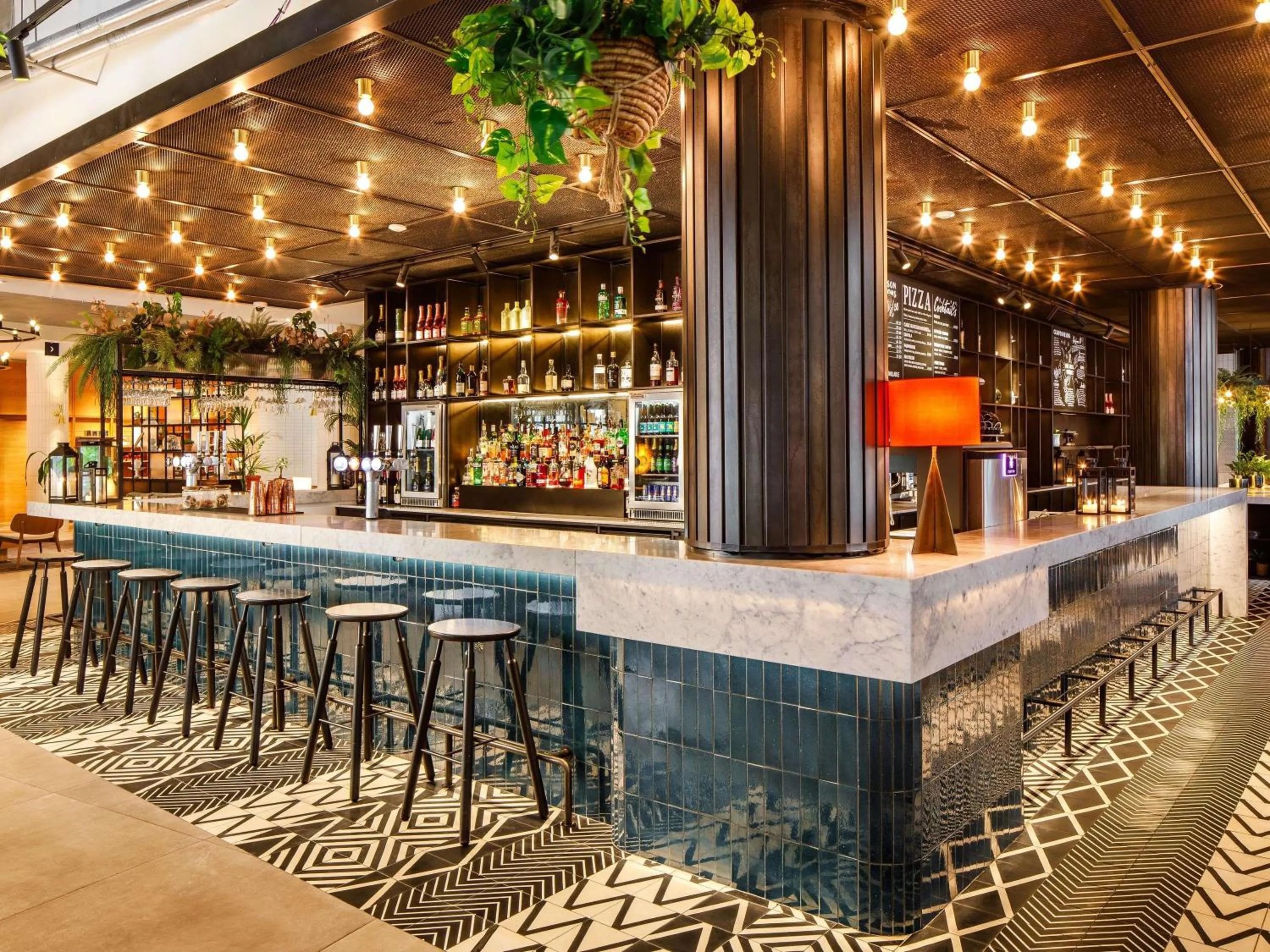 Restaurant/places to eat in Novotel London Bridge