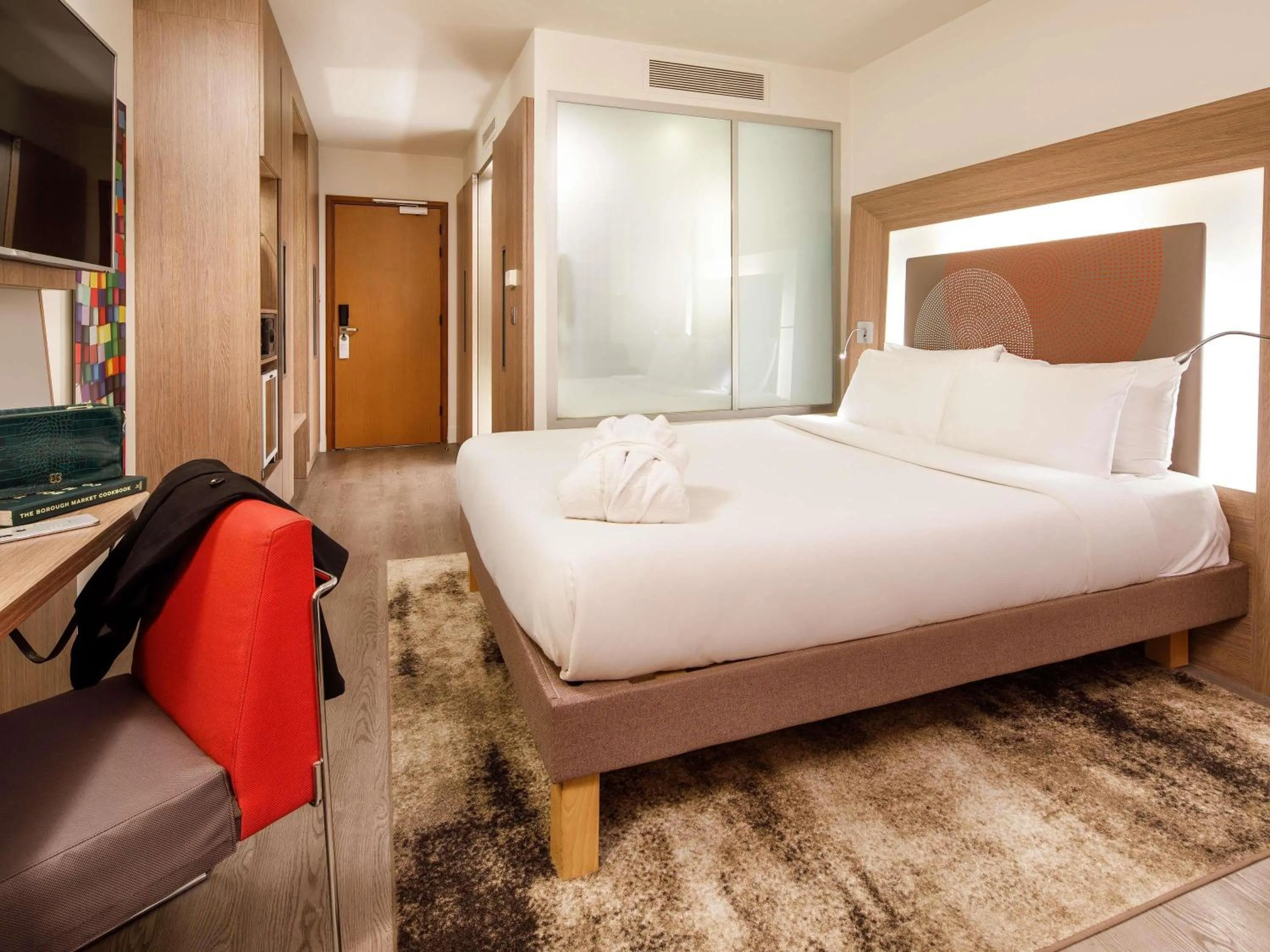 Bedroom, Bed in Novotel London Bridge