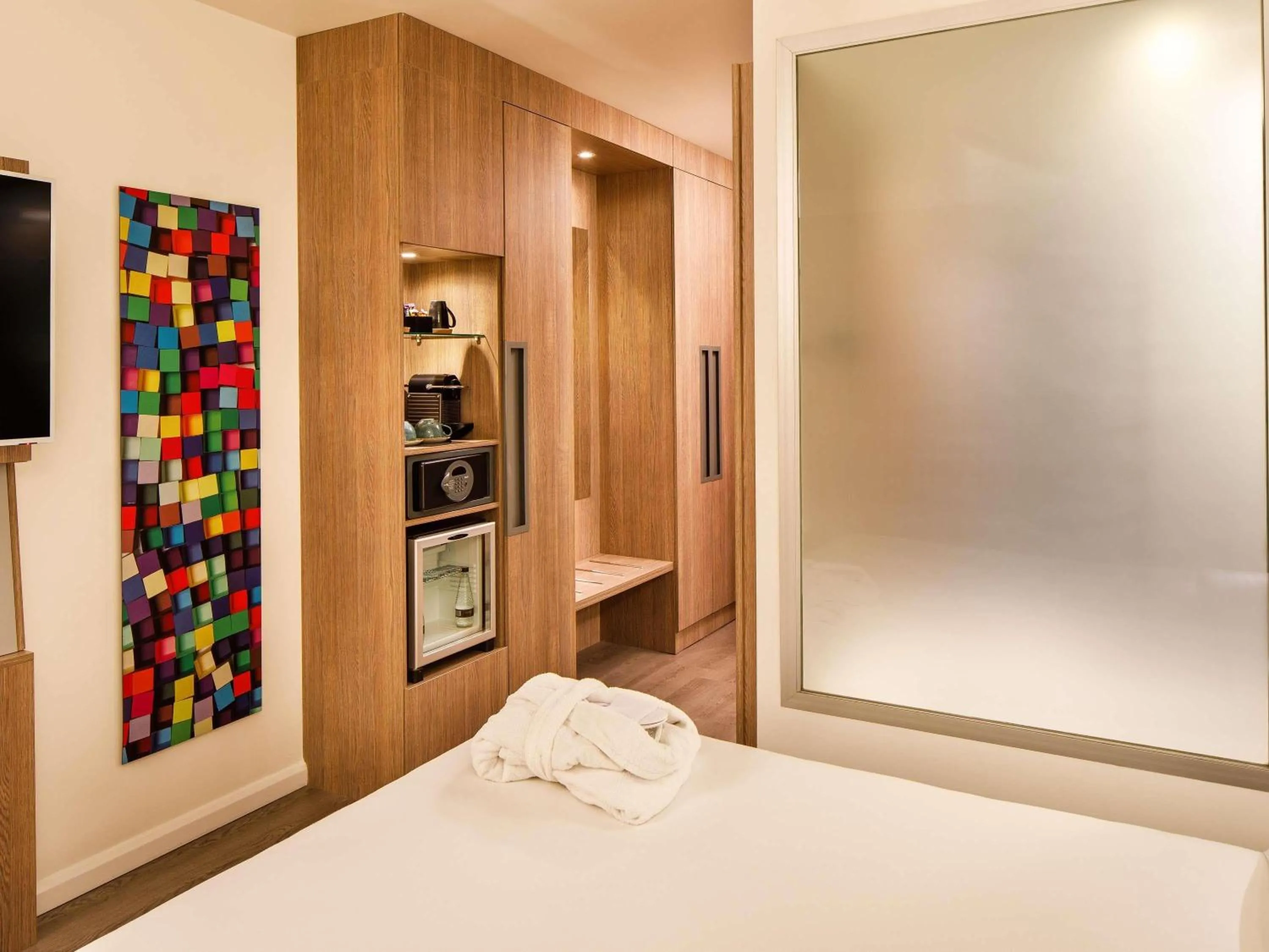 Bedroom, Bed in Novotel London Bridge