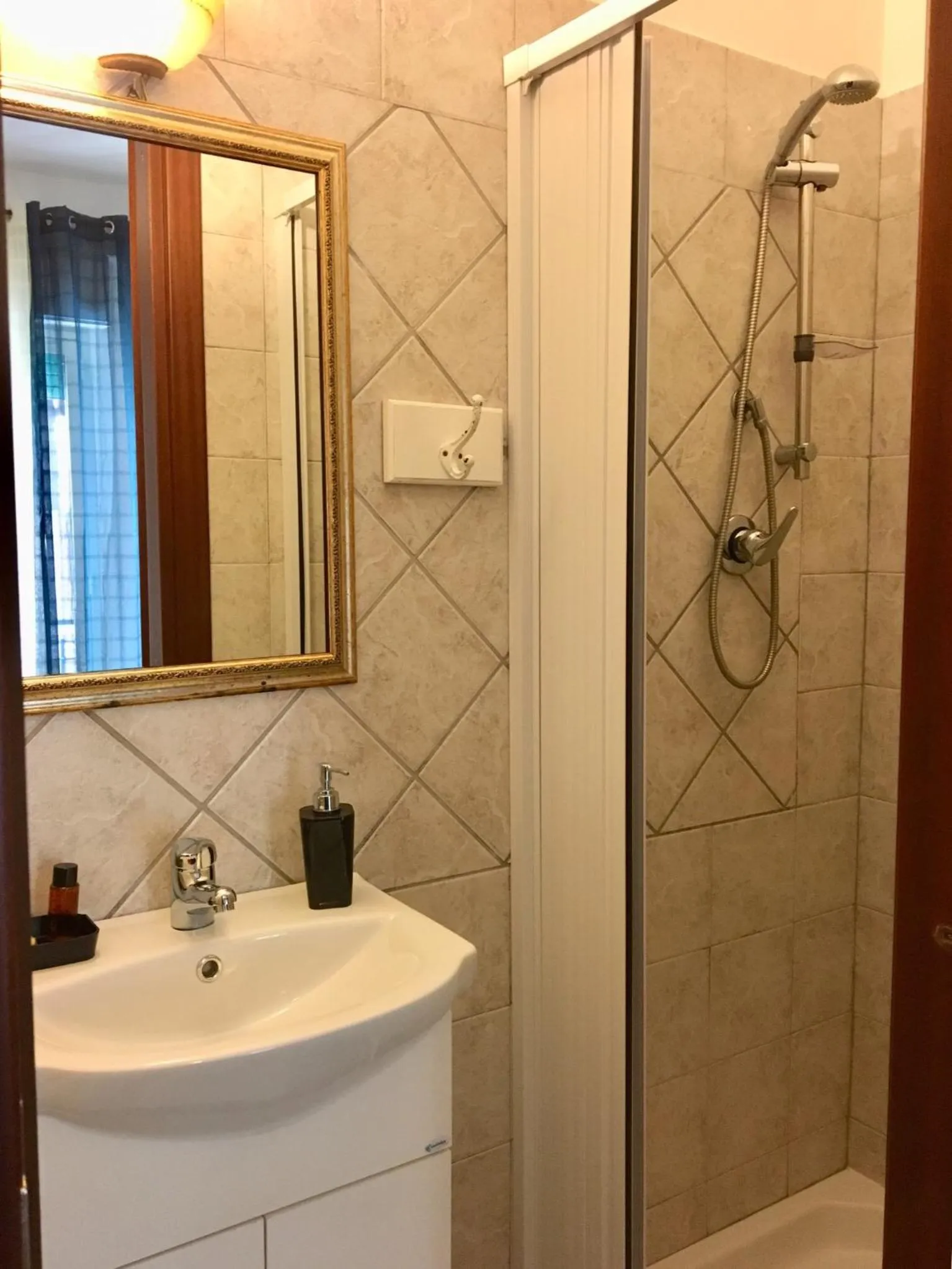 Shower in B&B Antonella