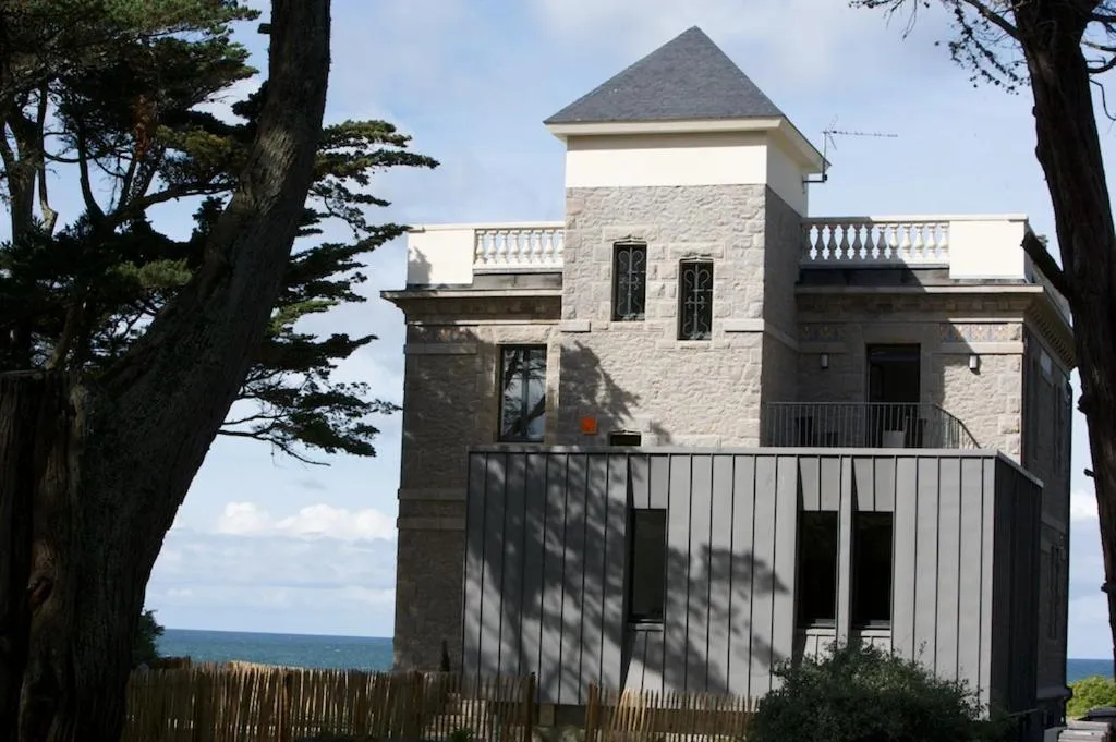 Facade/entrance in Villa Belmont