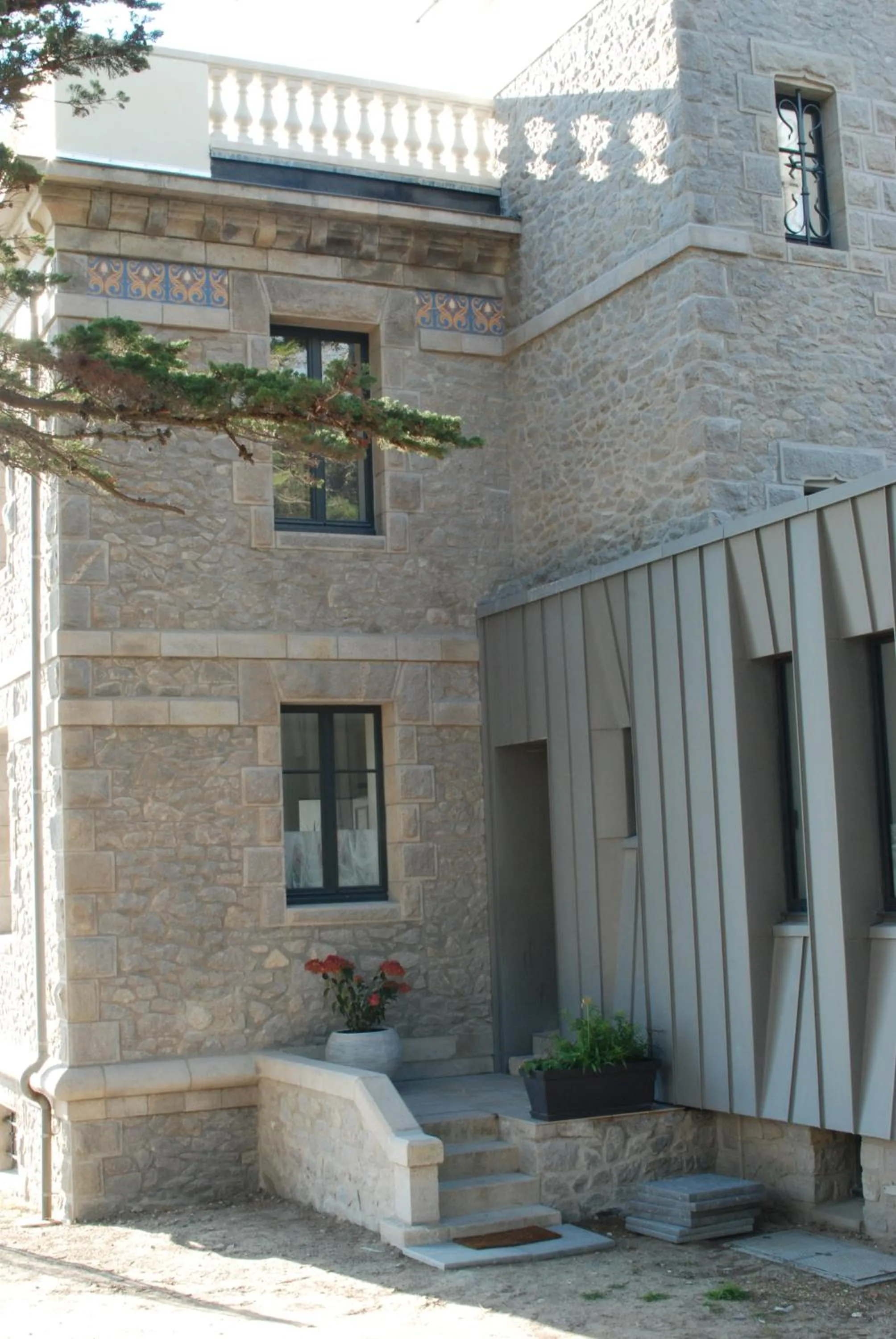 Facade/entrance in Villa Belmont