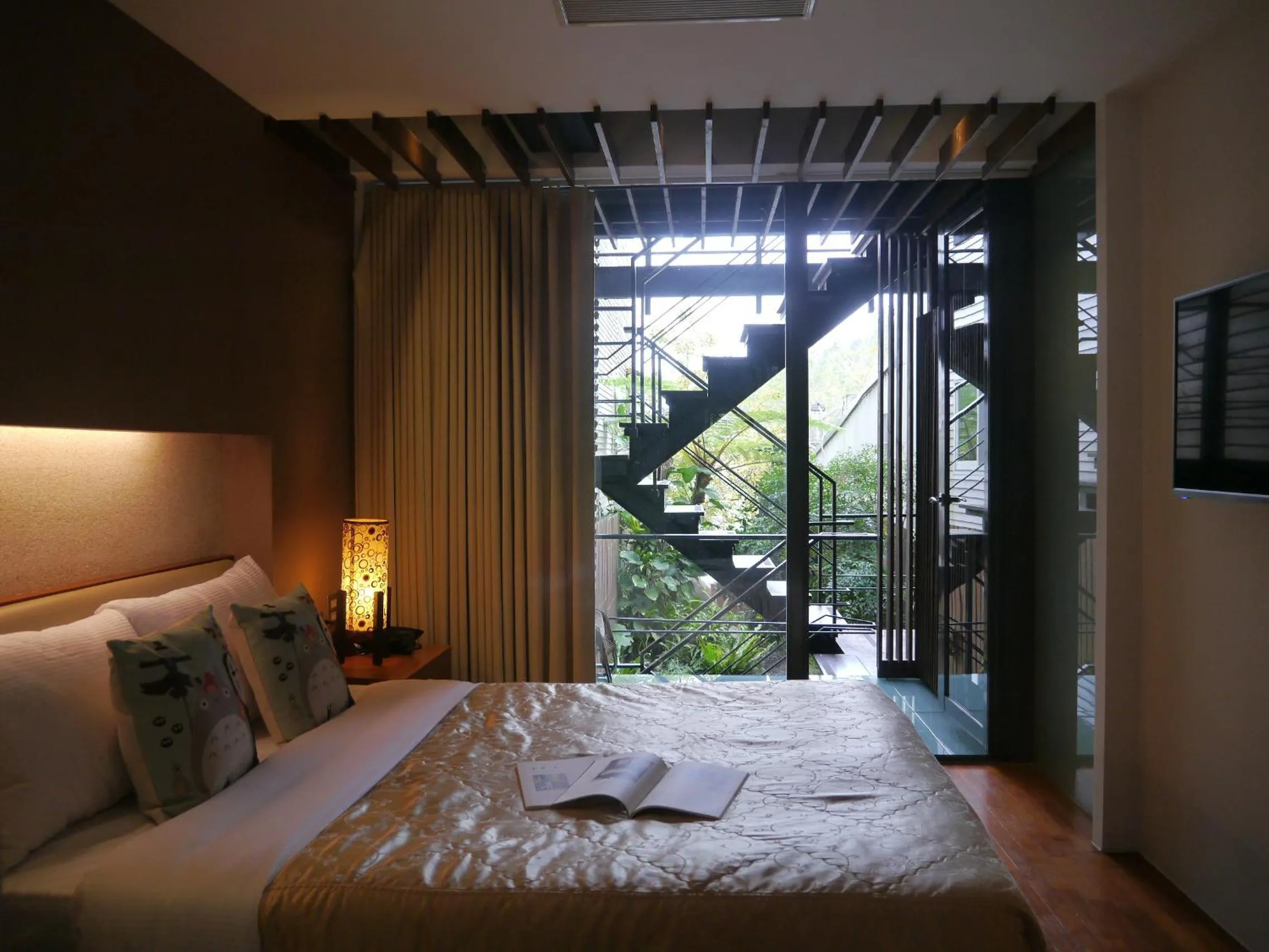 Photo of the whole room, Bed in Timing House