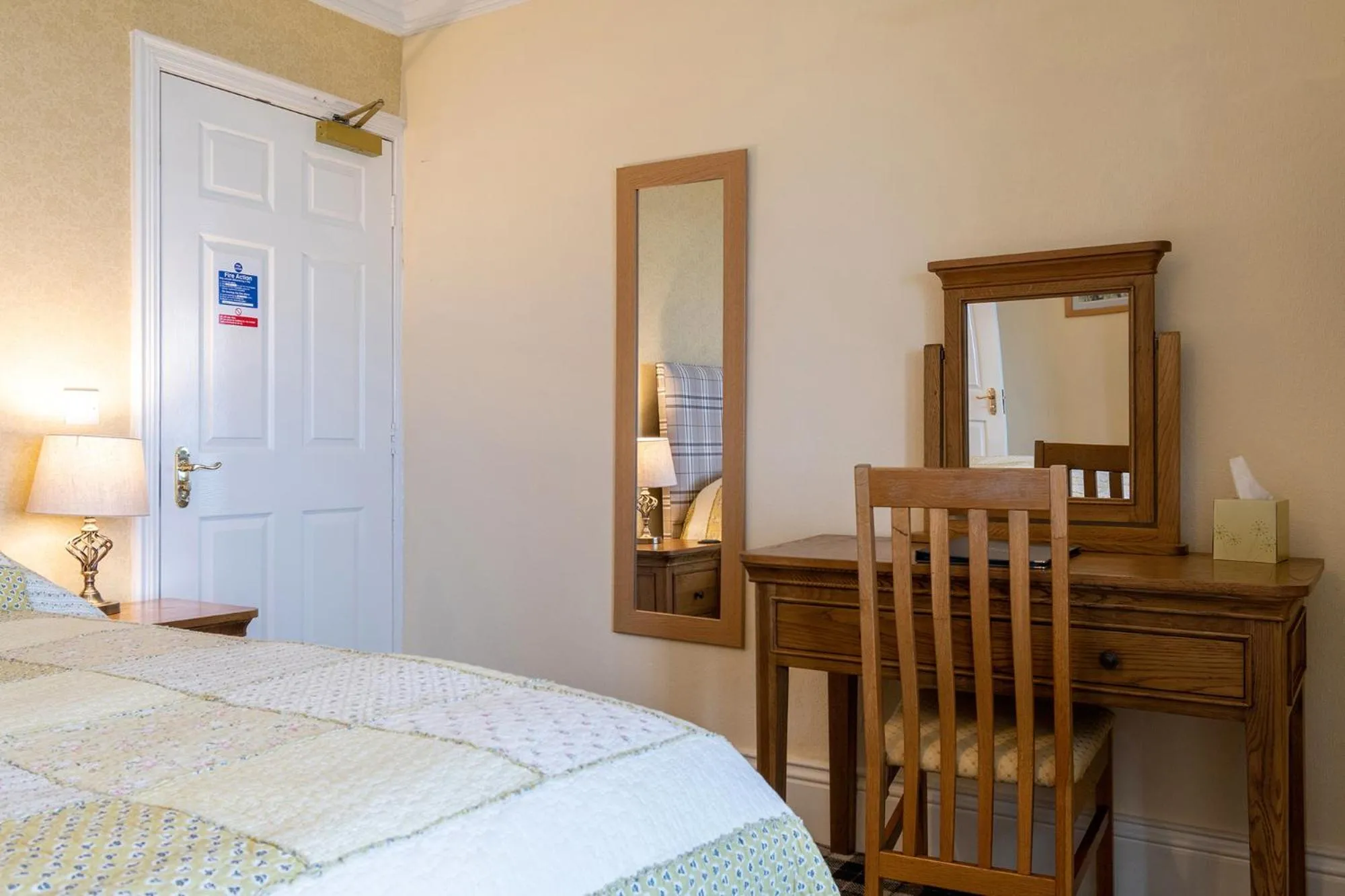 Photo of the whole room in Crown Lodge