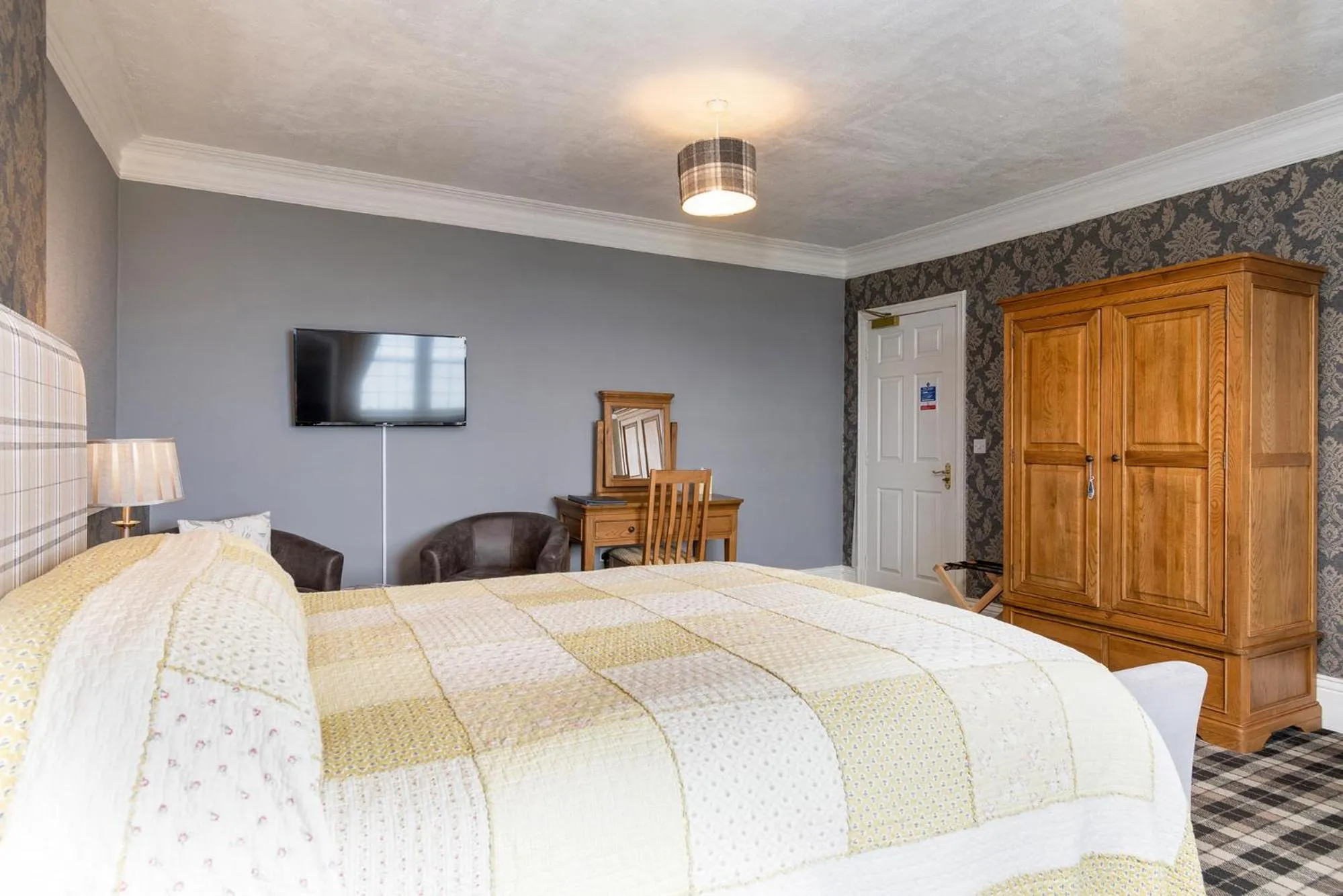 Photo of the whole room in Crown Lodge