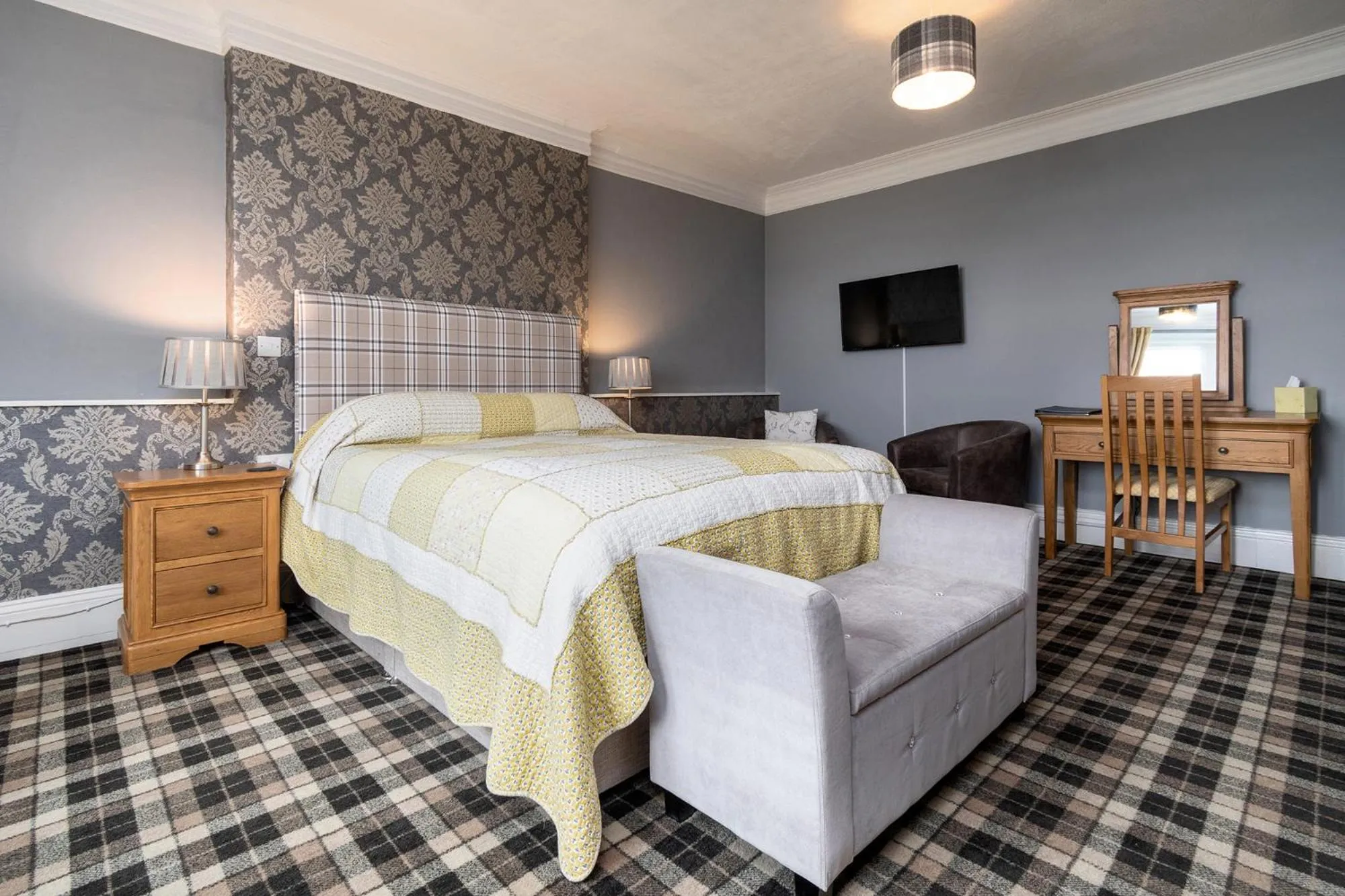 Photo of the whole room in Crown Lodge