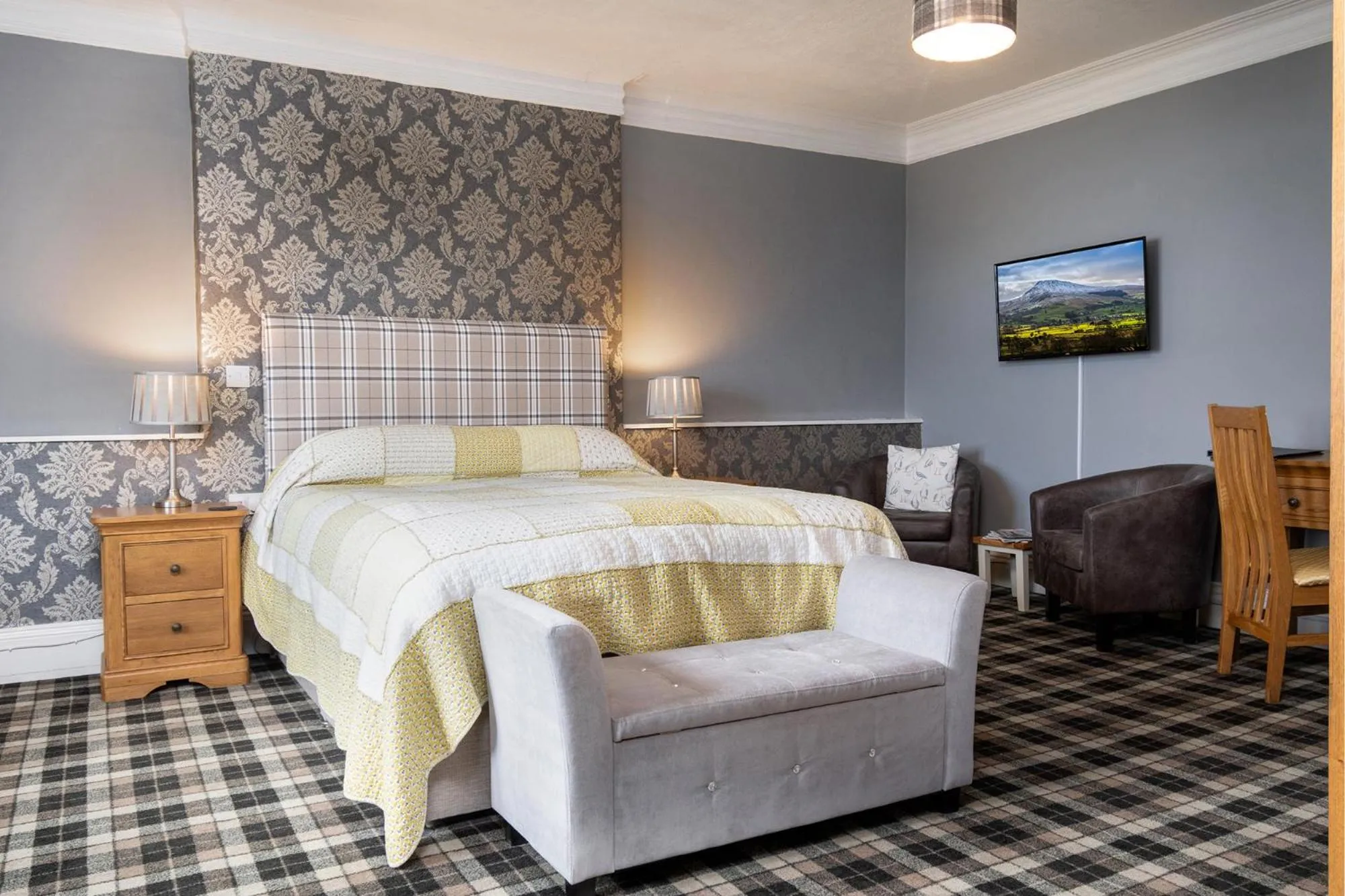 Photo of the whole room in Crown Lodge