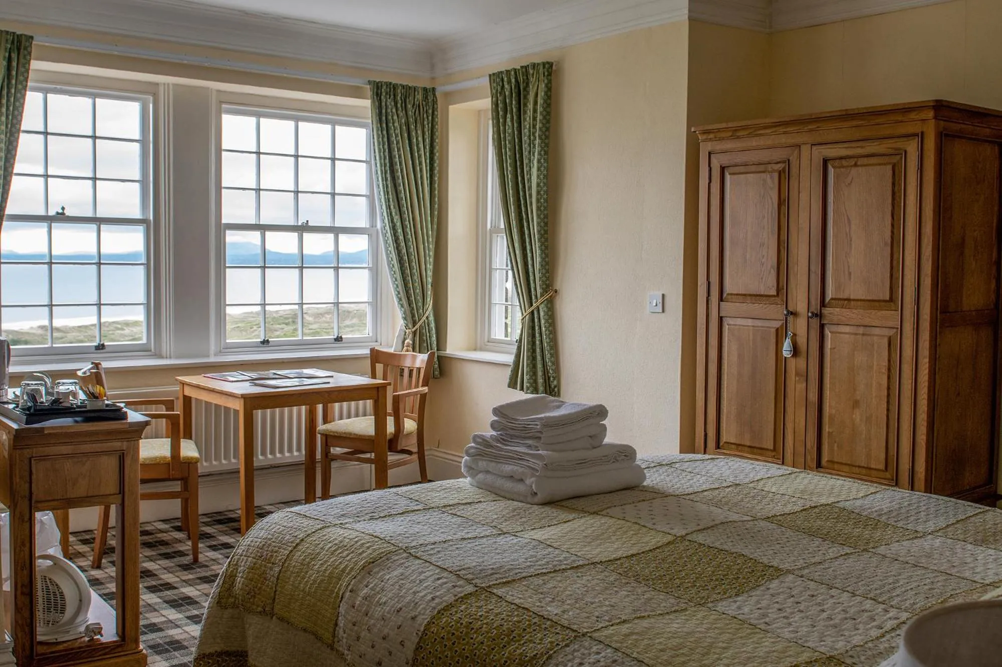 Photo of the whole room in Crown Lodge