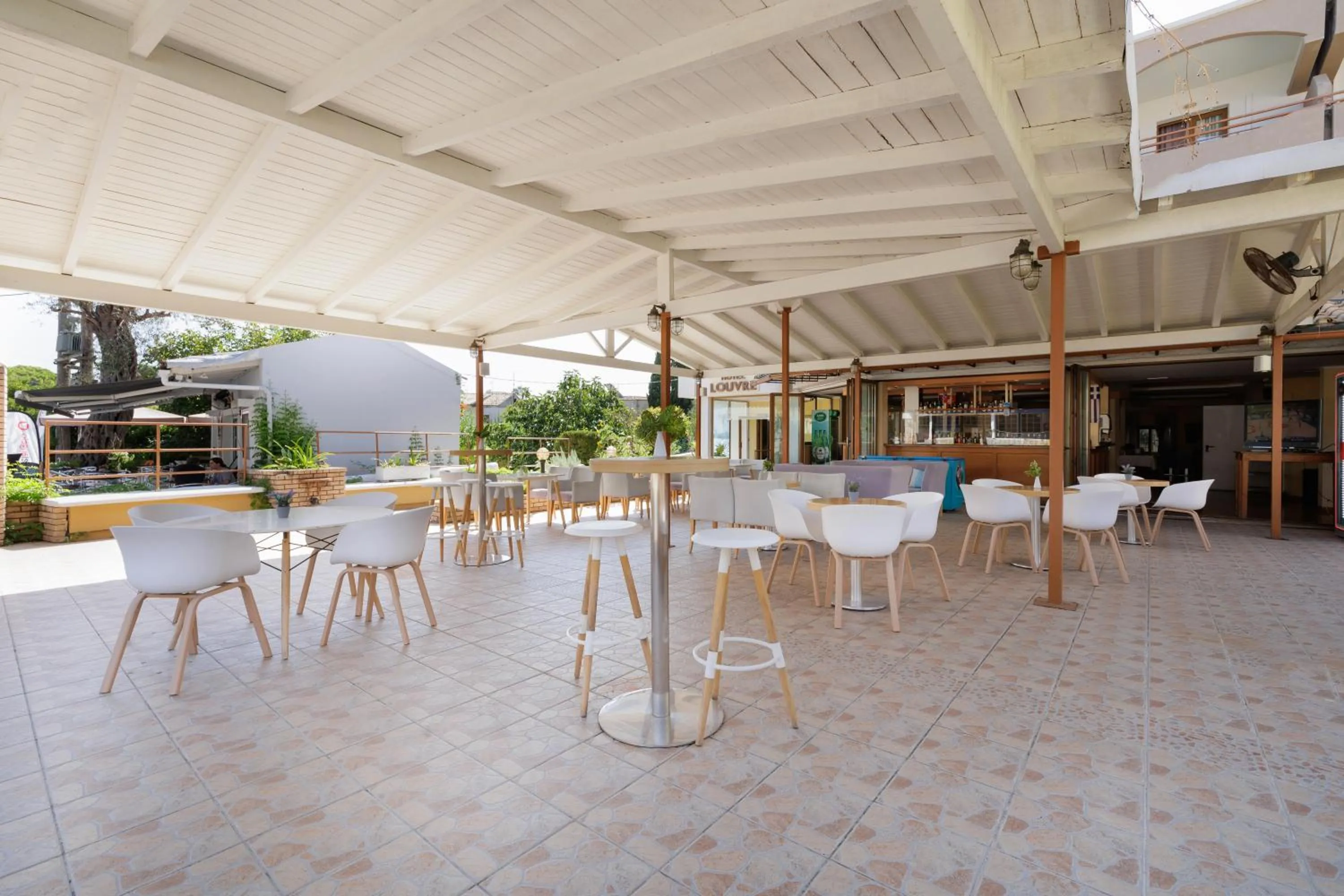 Lounge or bar in Louvre Hotel