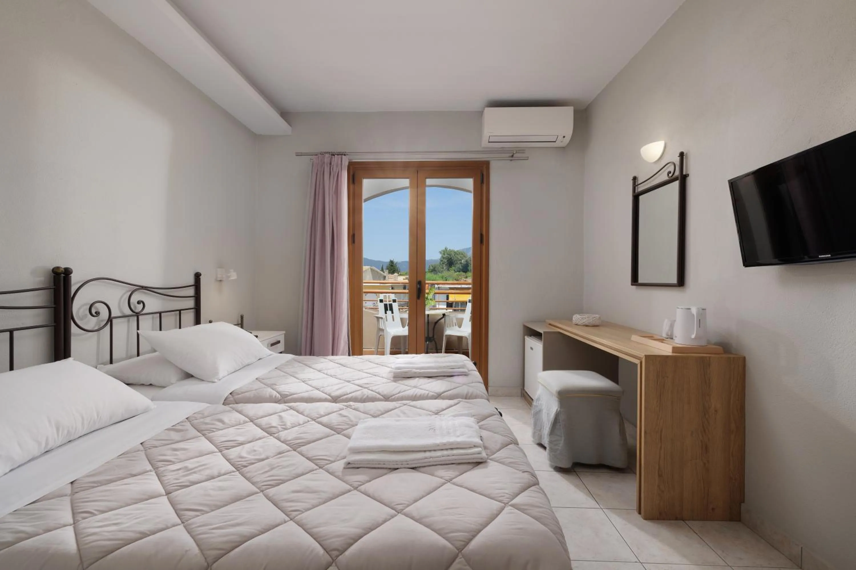 Photo of the whole room, Bed in Louvre Hotel