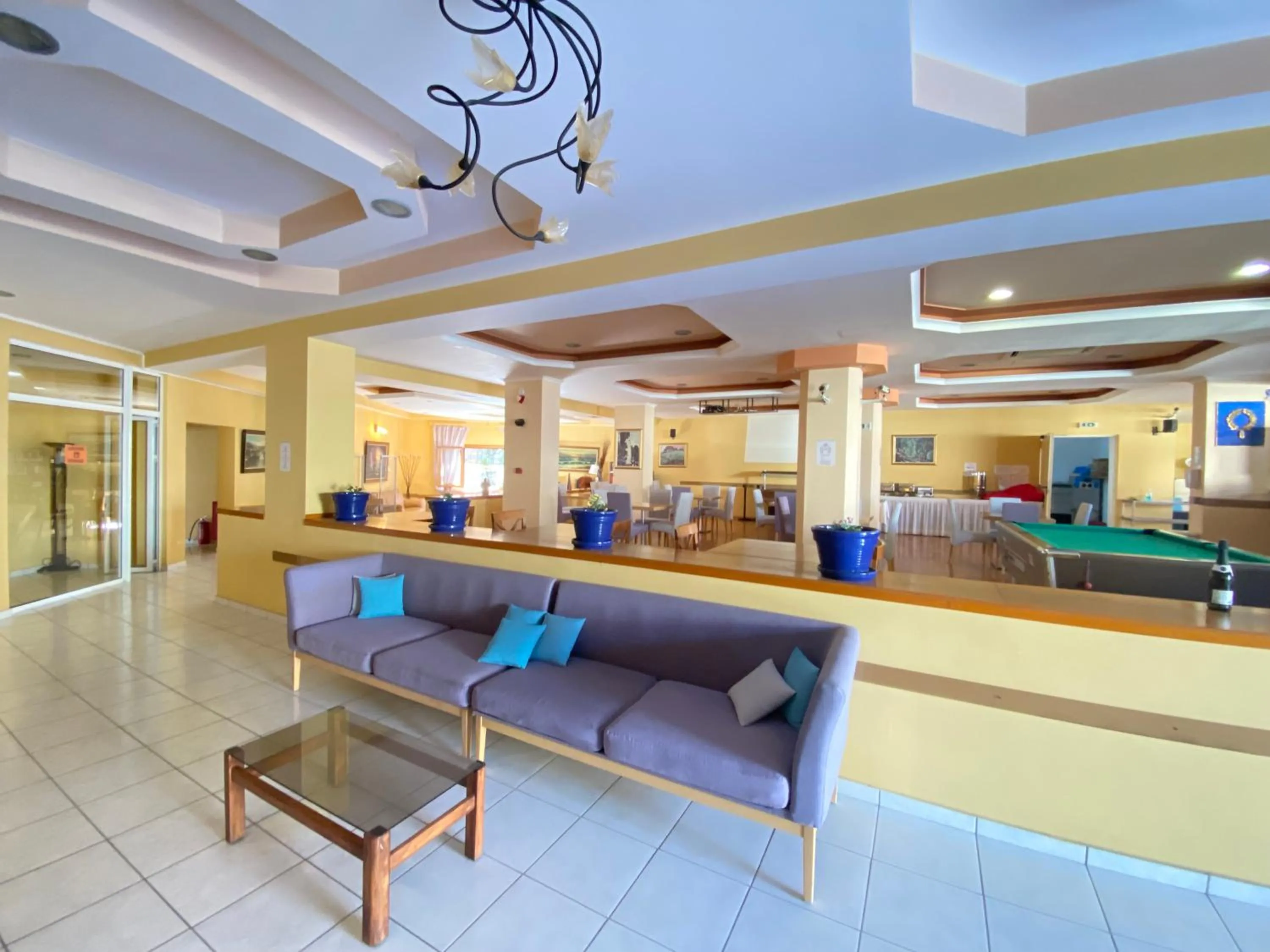 Lobby or reception in Louvre Hotel