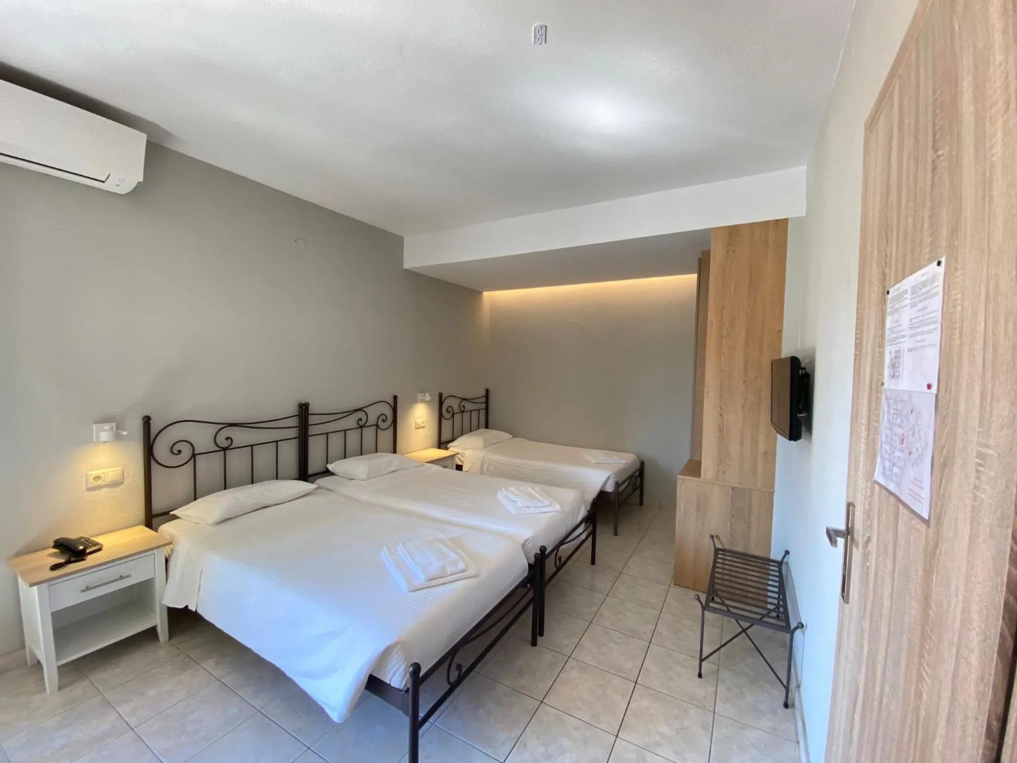 Bedroom, Bed in Louvre Hotel