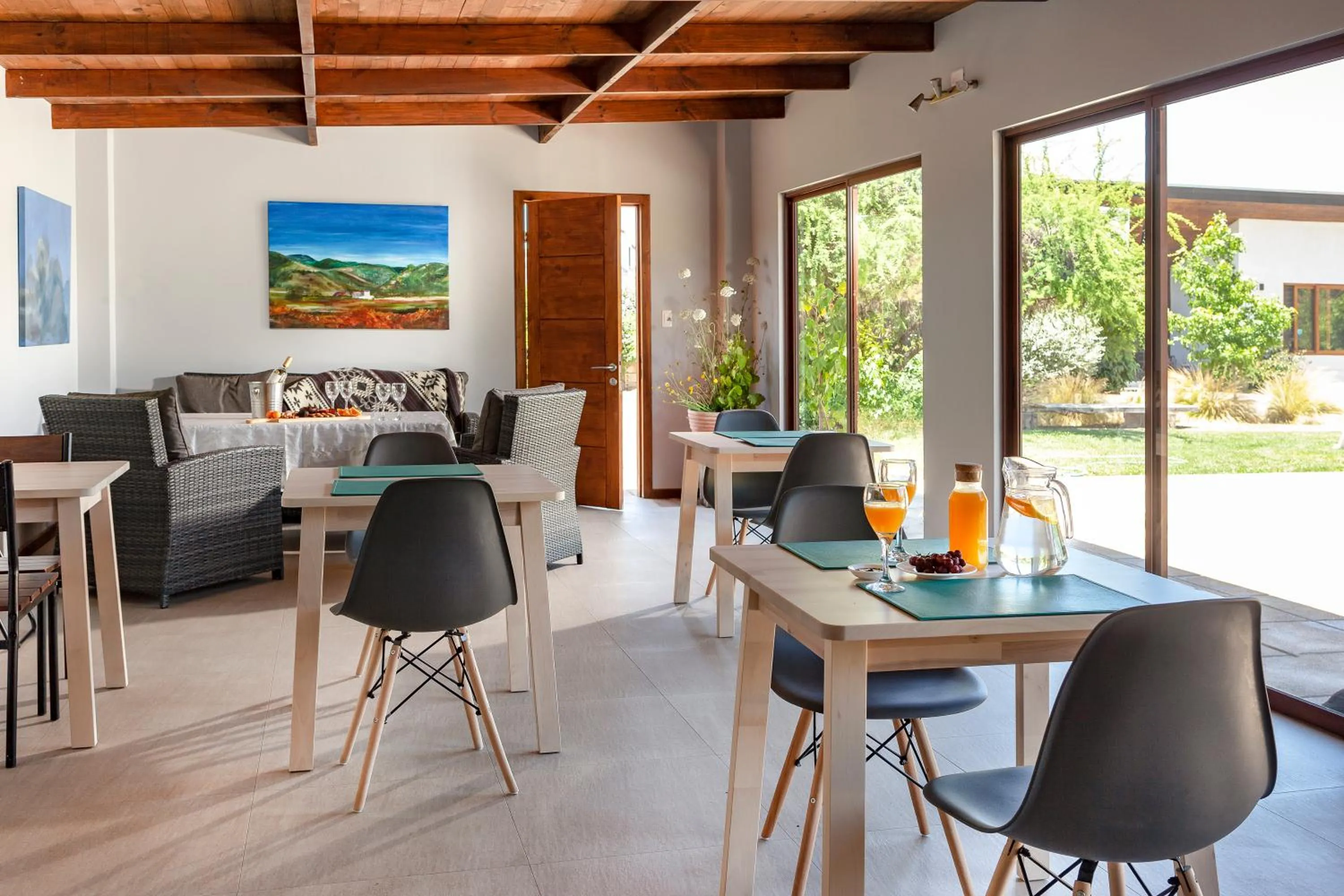 Living room in Callihue Lodge