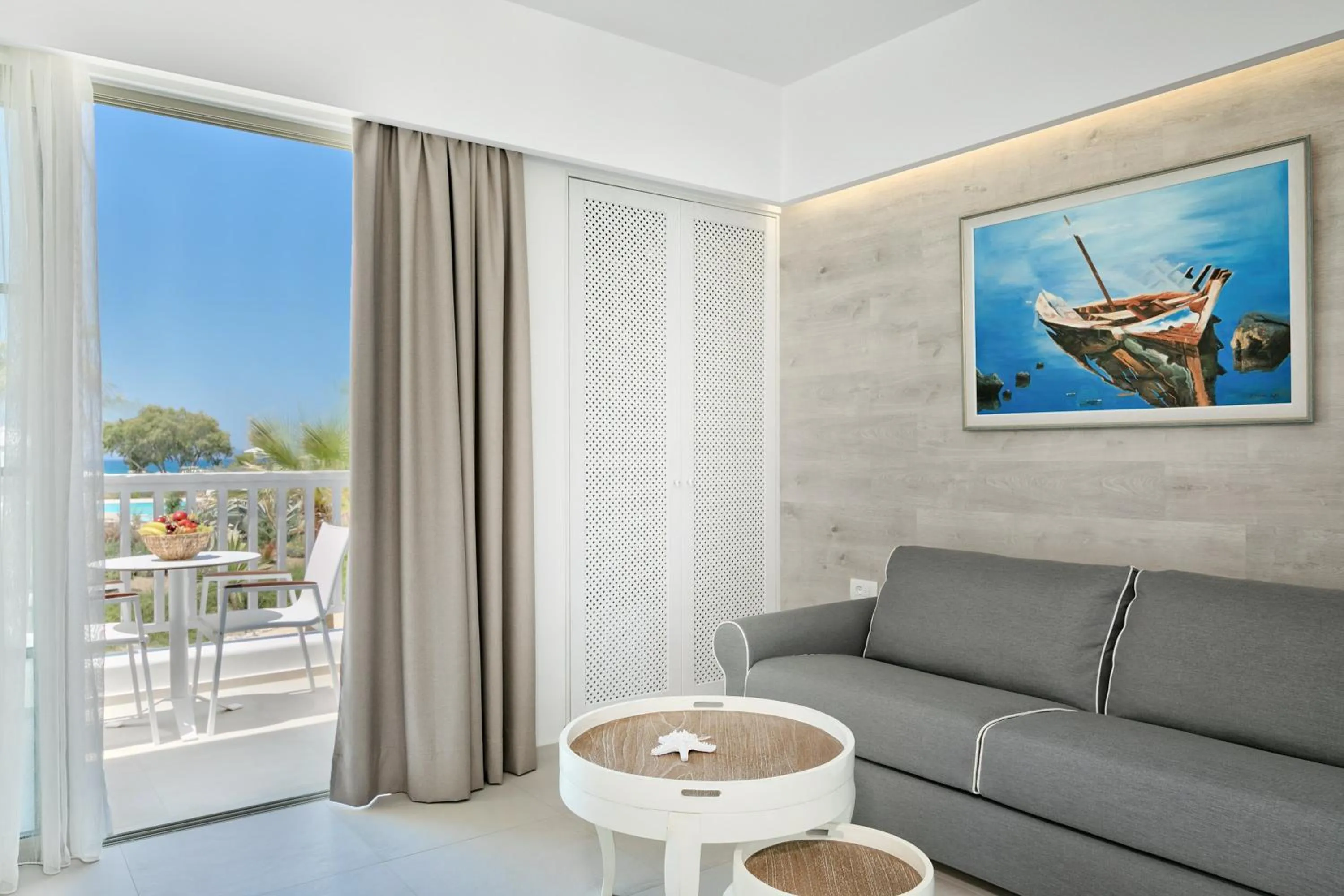 Living room in White Pearls-Adults Only Luxury Suites