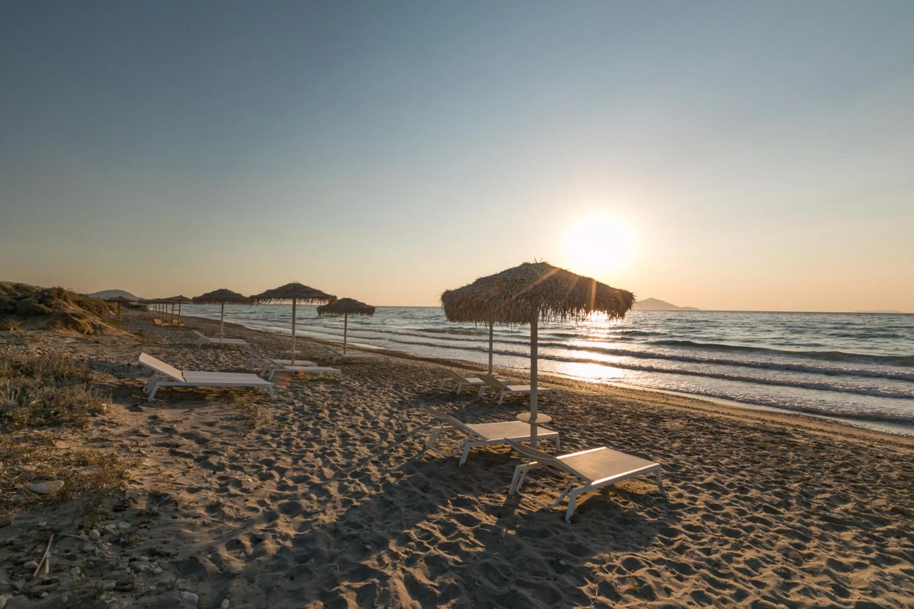 Beach in White Pearls-Adults Only Luxury Suites