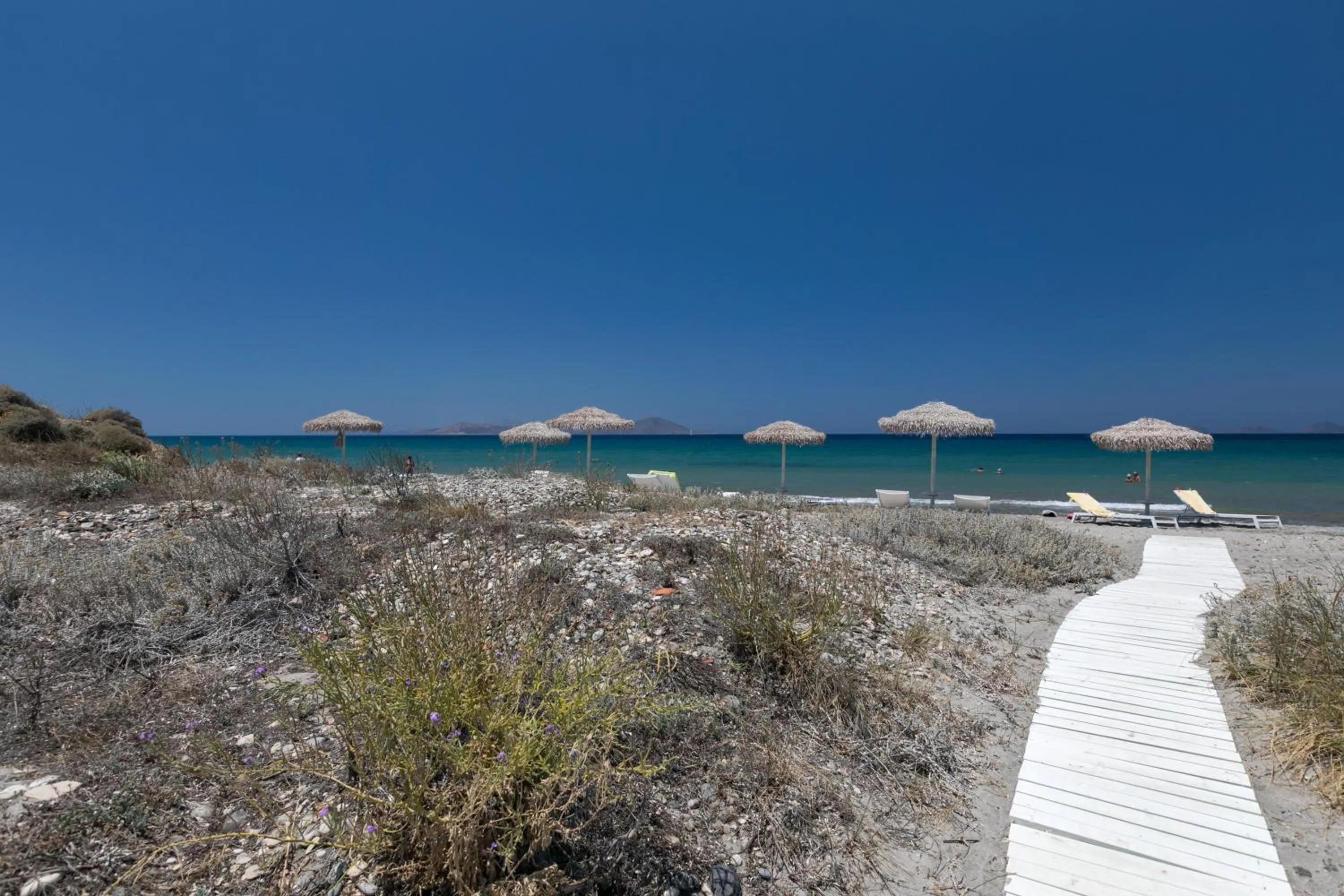 Beach in White Pearls-Adults Only Luxury Suites