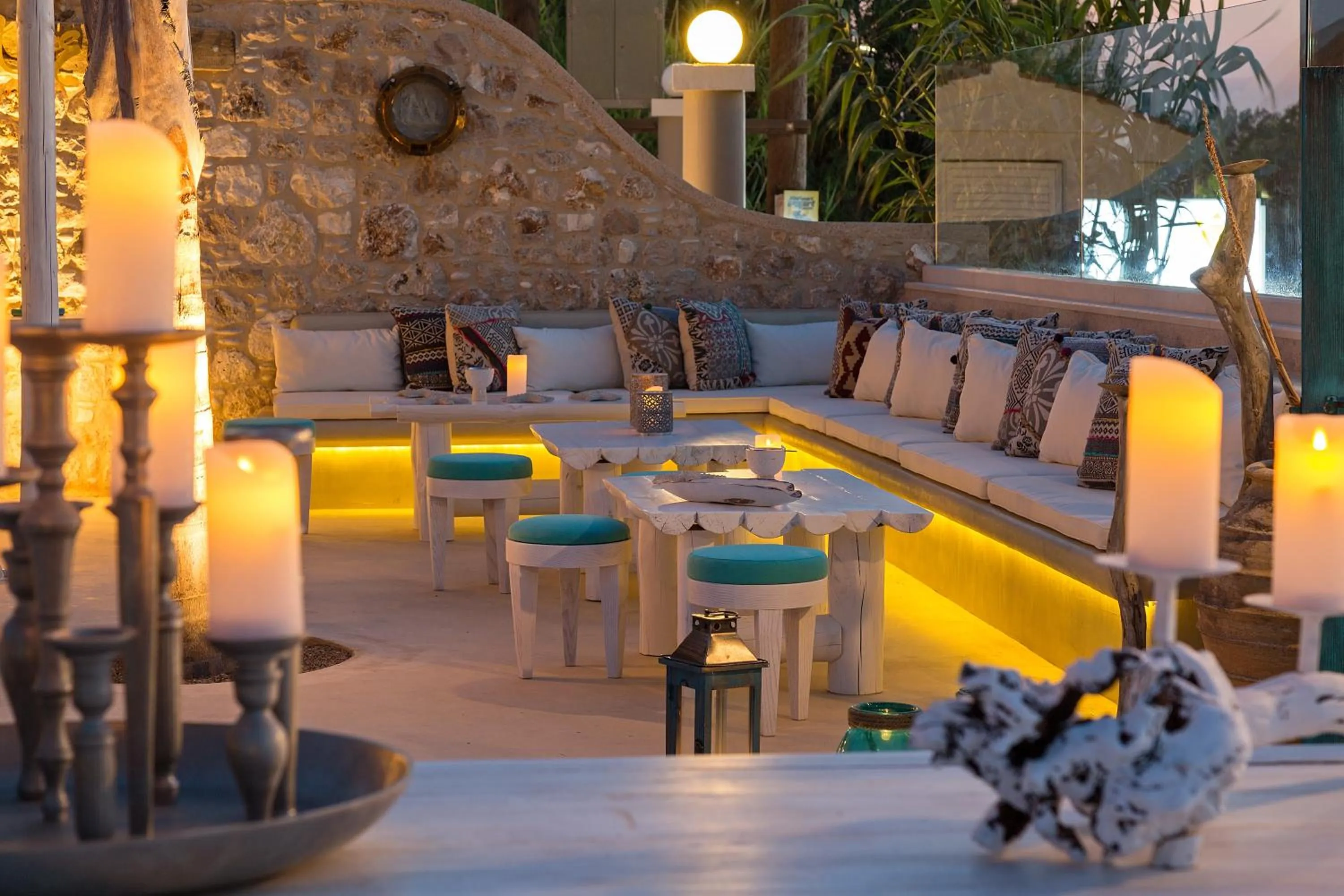 Restaurant/places to eat in White Pearls-Adults Only Luxury Suites