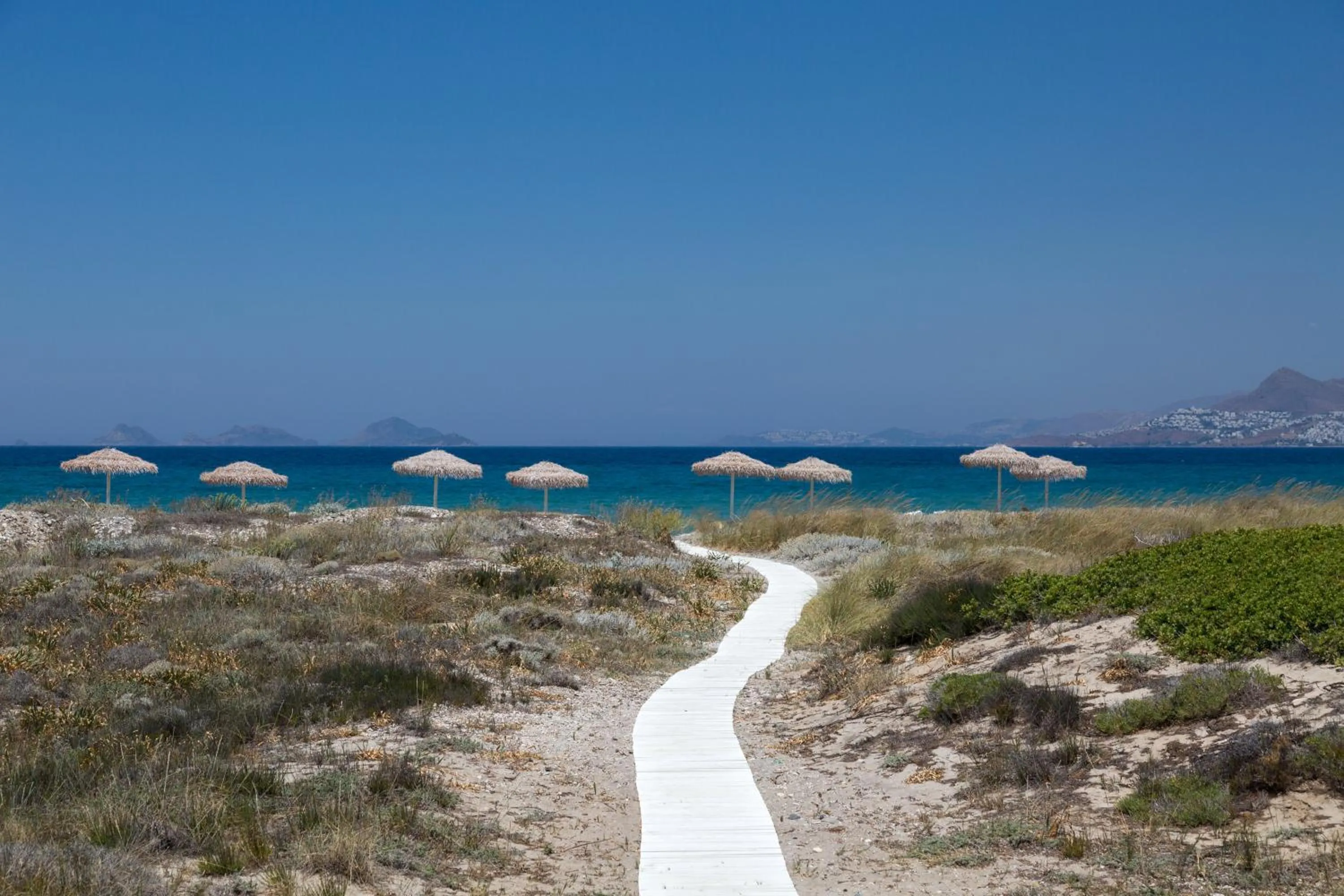 Beach in White Pearls-Adults Only Luxury Suites