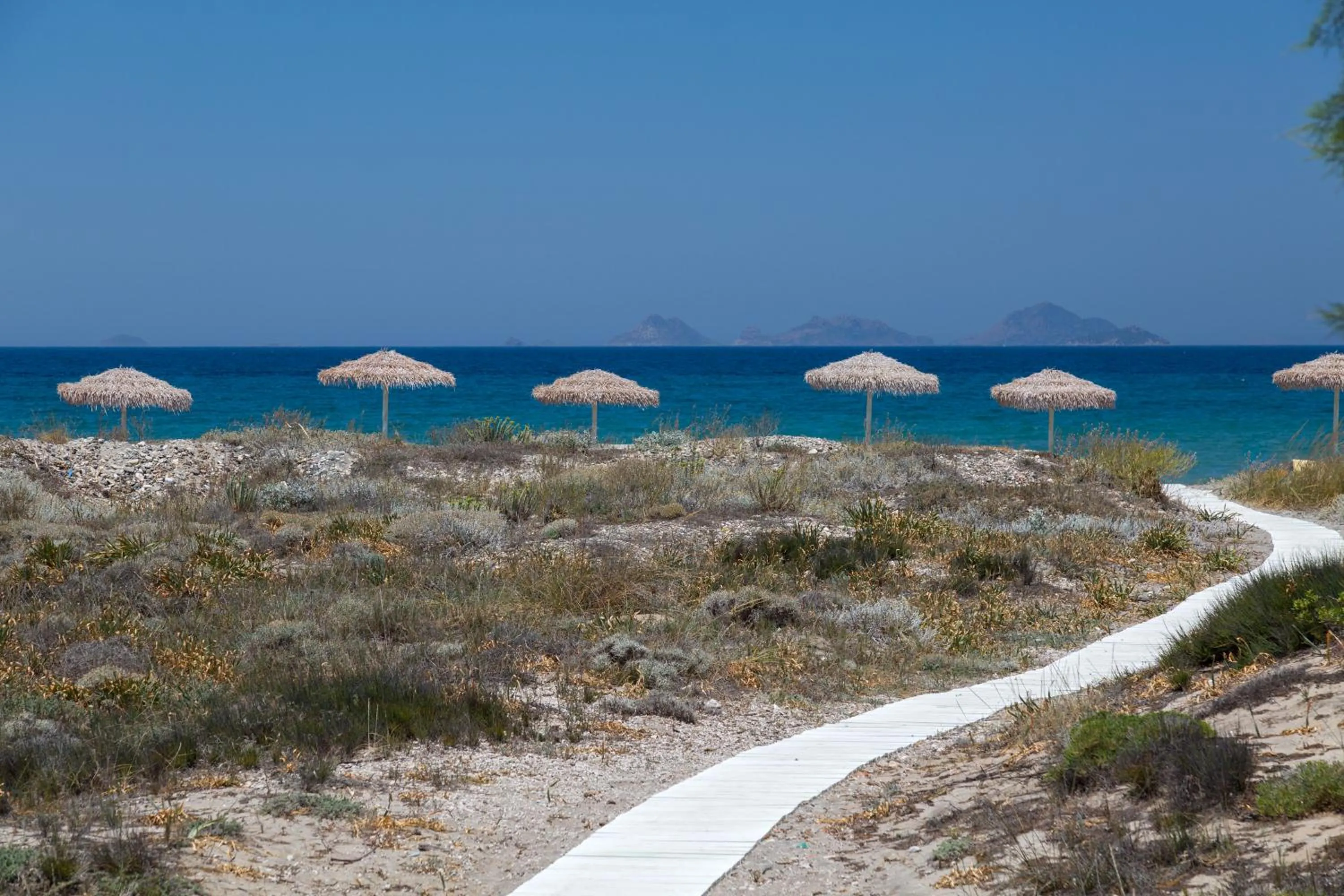 Beach in White Pearls-Adults Only Luxury Suites