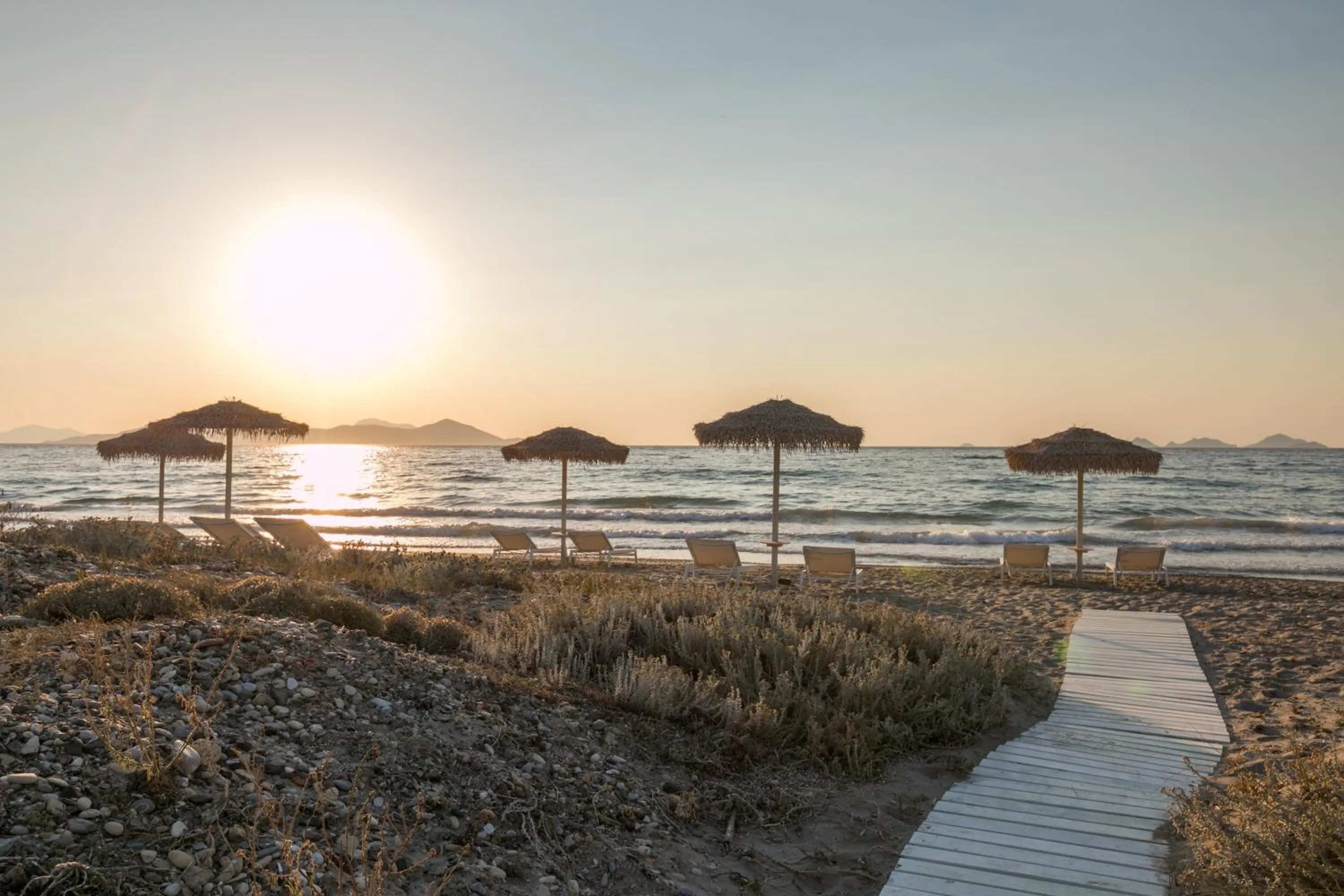 Beach in White Pearls-Adults Only Luxury Suites