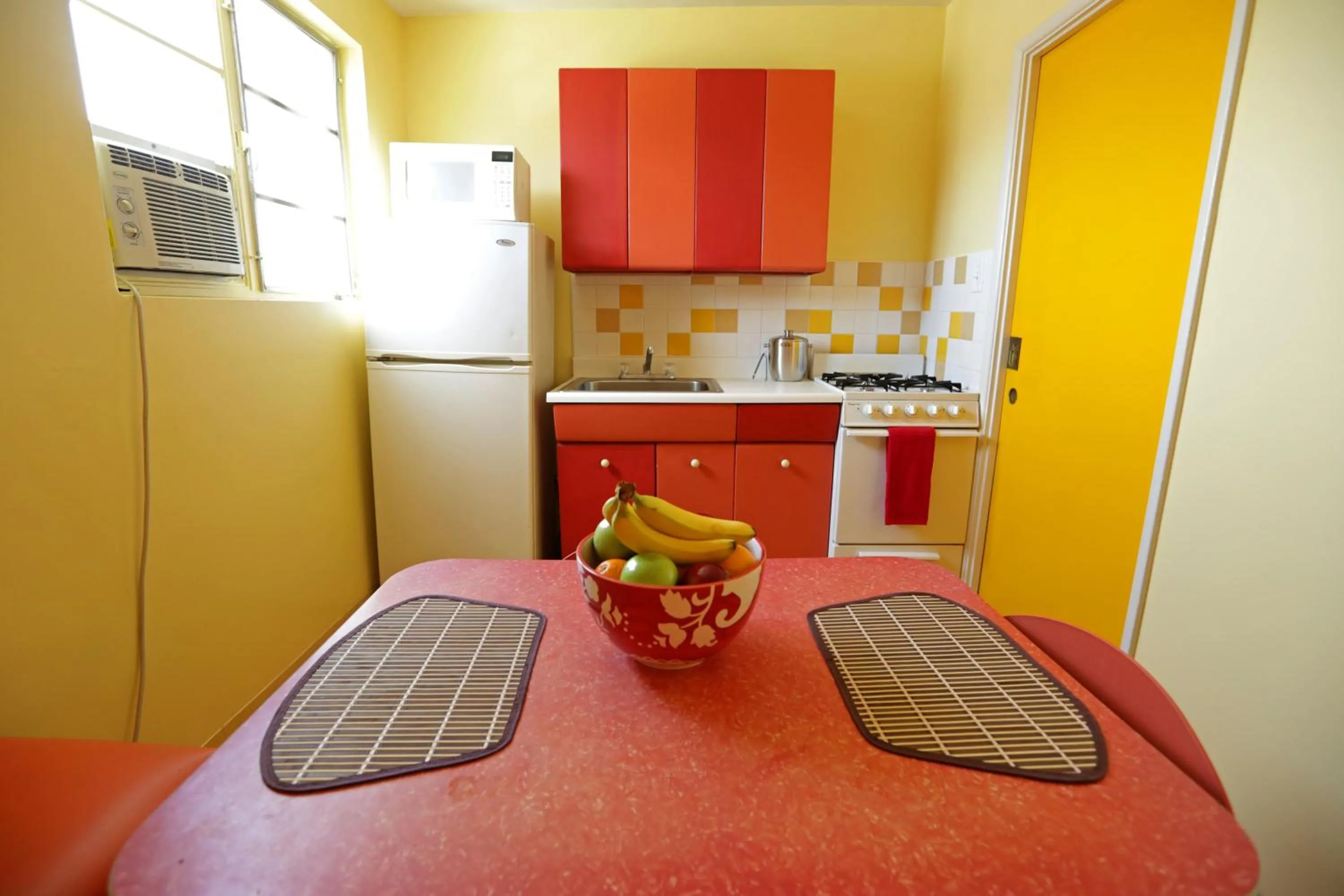 Kitchen or kitchenette in Banana Bungalow Hollywood Hotel & Hostel